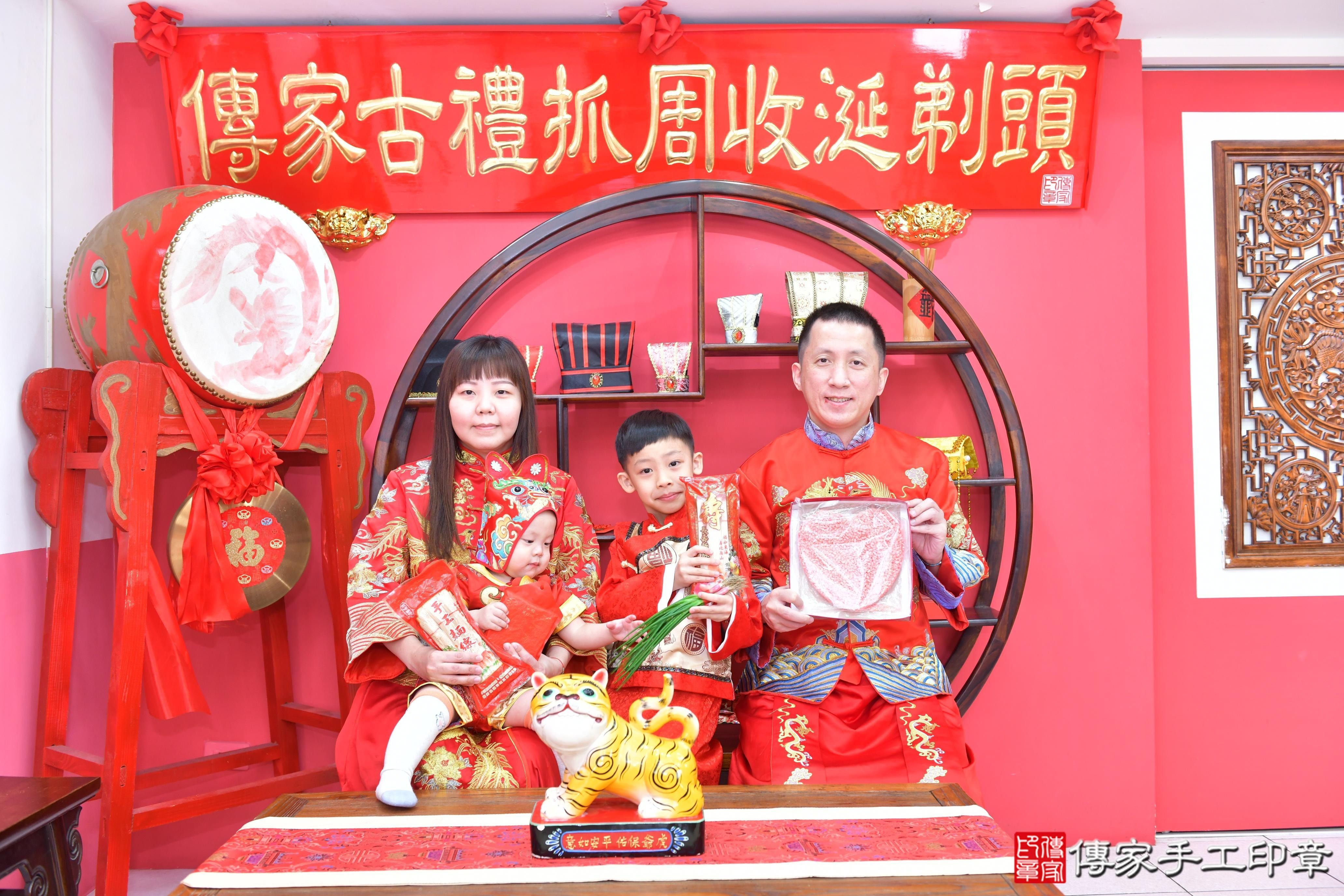 傳家手工印章台中店、抓周、度脺、美式風會場、傳家嬰兒古禮、吉祥話、抓周道具物品24種、拍照。抓周證書。寶寶抓周、滿周歲、生日快樂、祝福