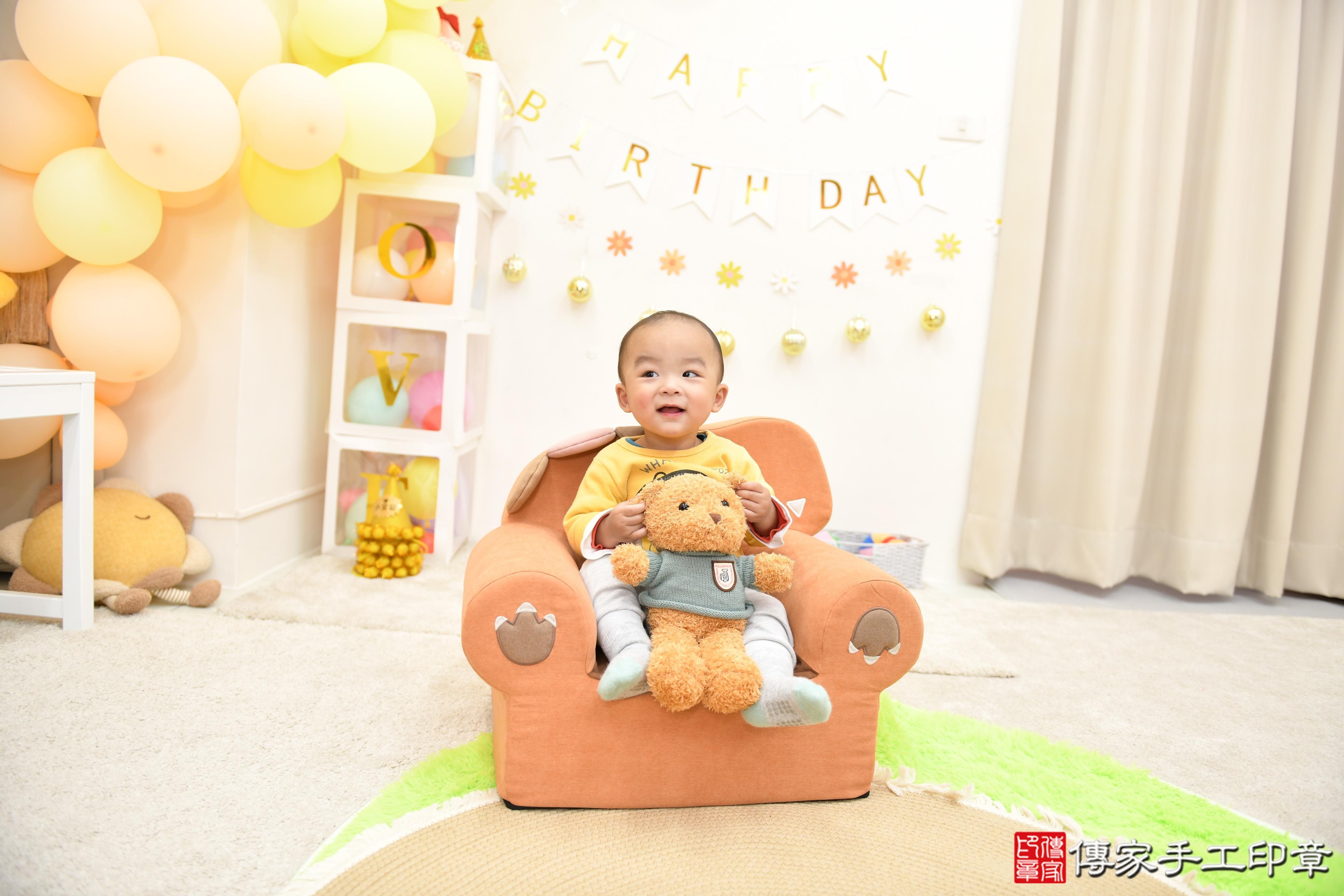 傳家手工印章高雄店、抓周、度脺、美式風會場、傳家嬰兒古禮、吉祥話、抓周道具物品24種、拍照。抓周證書。寶寶抓周、滿周歲、生日快樂、祝福