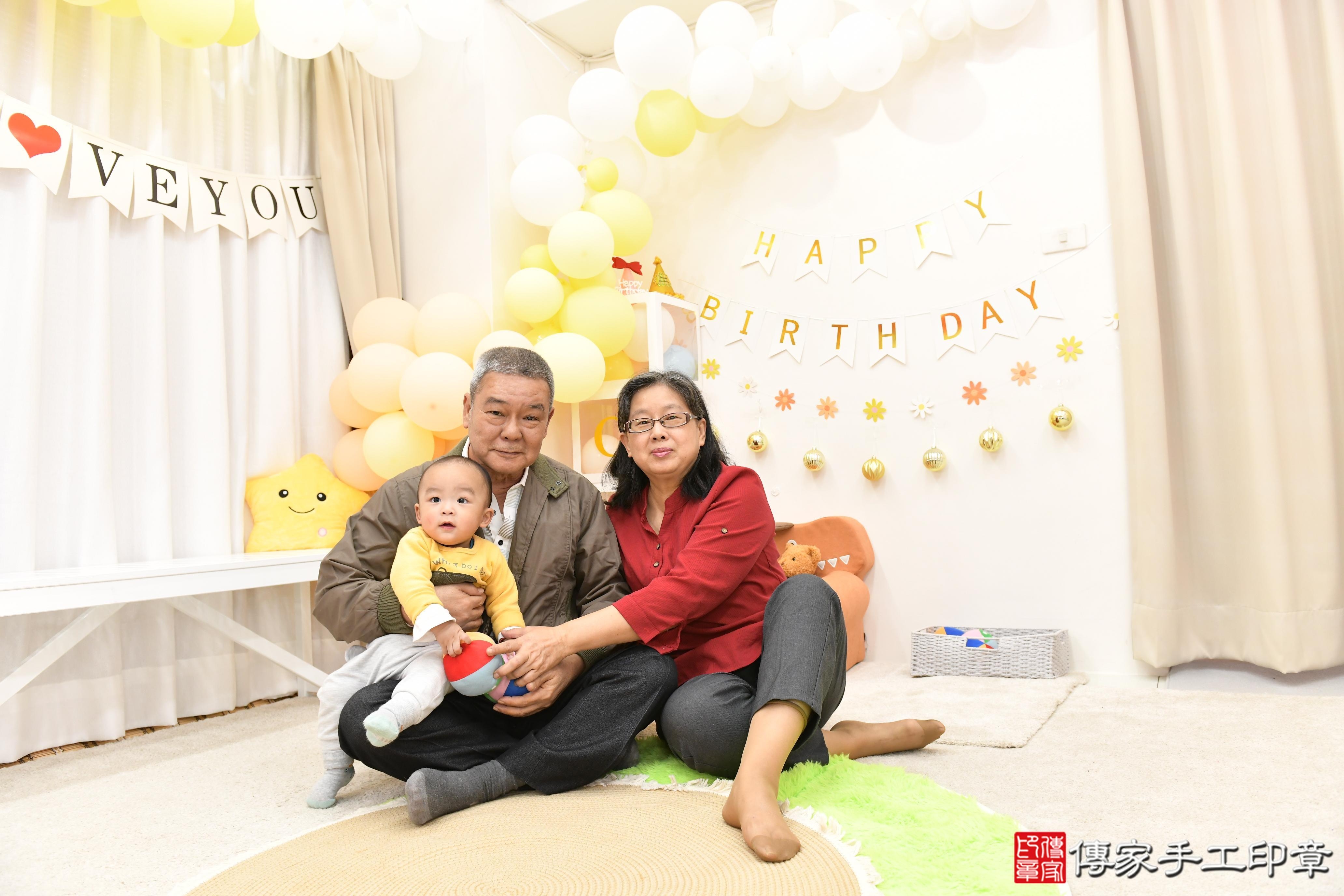 傳家手工印章高雄店、抓周、度脺、美式風會場、傳家嬰兒古禮、吉祥話、抓周道具物品24種、拍照。抓周證書。寶寶抓周、滿周歲、生日快樂、祝福