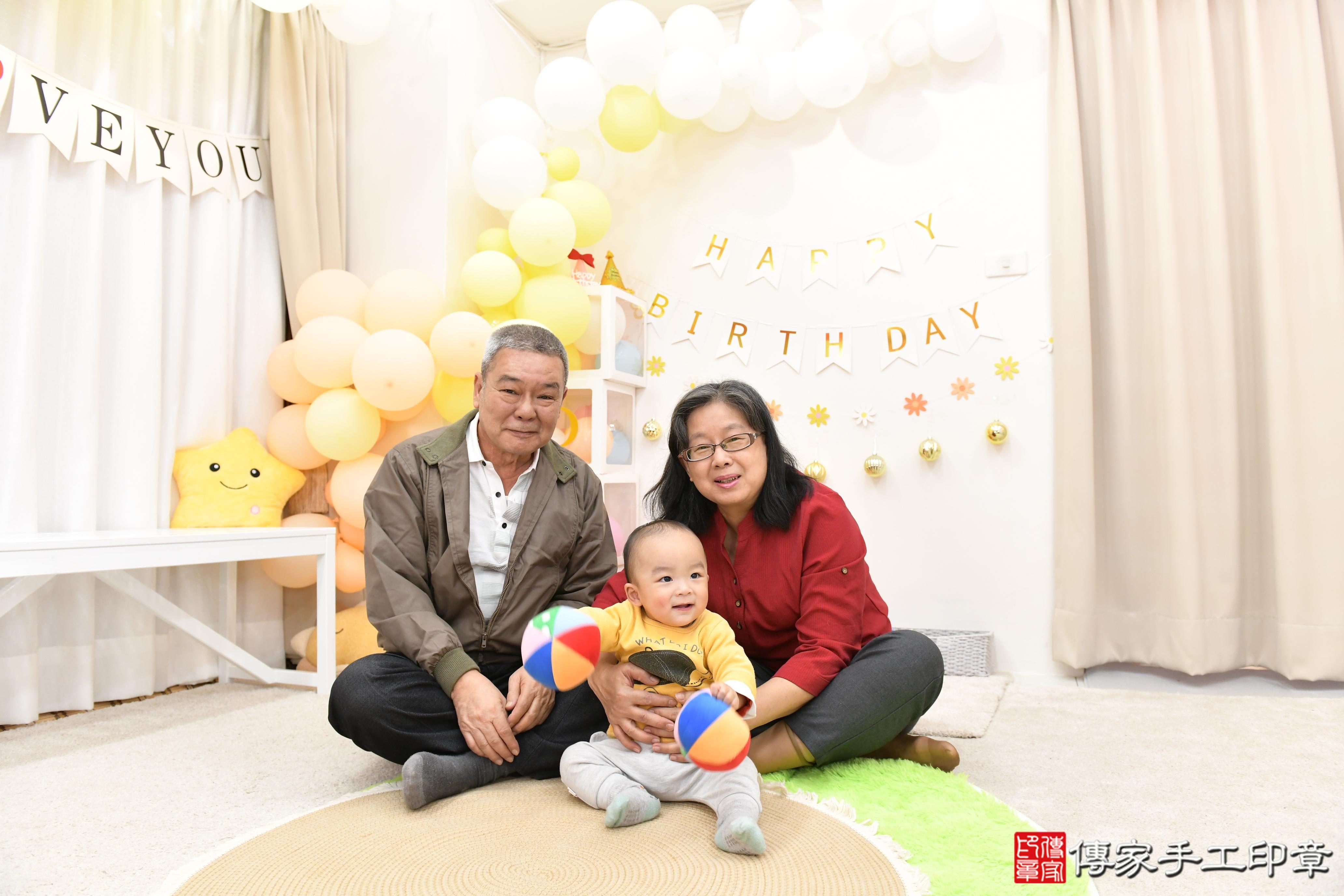 傳家手工印章高雄店、抓周、度脺、美式風會場、傳家嬰兒古禮、吉祥話、抓周道具物品24種、拍照。抓周證書。寶寶抓周、滿周歲、生日快樂、祝福