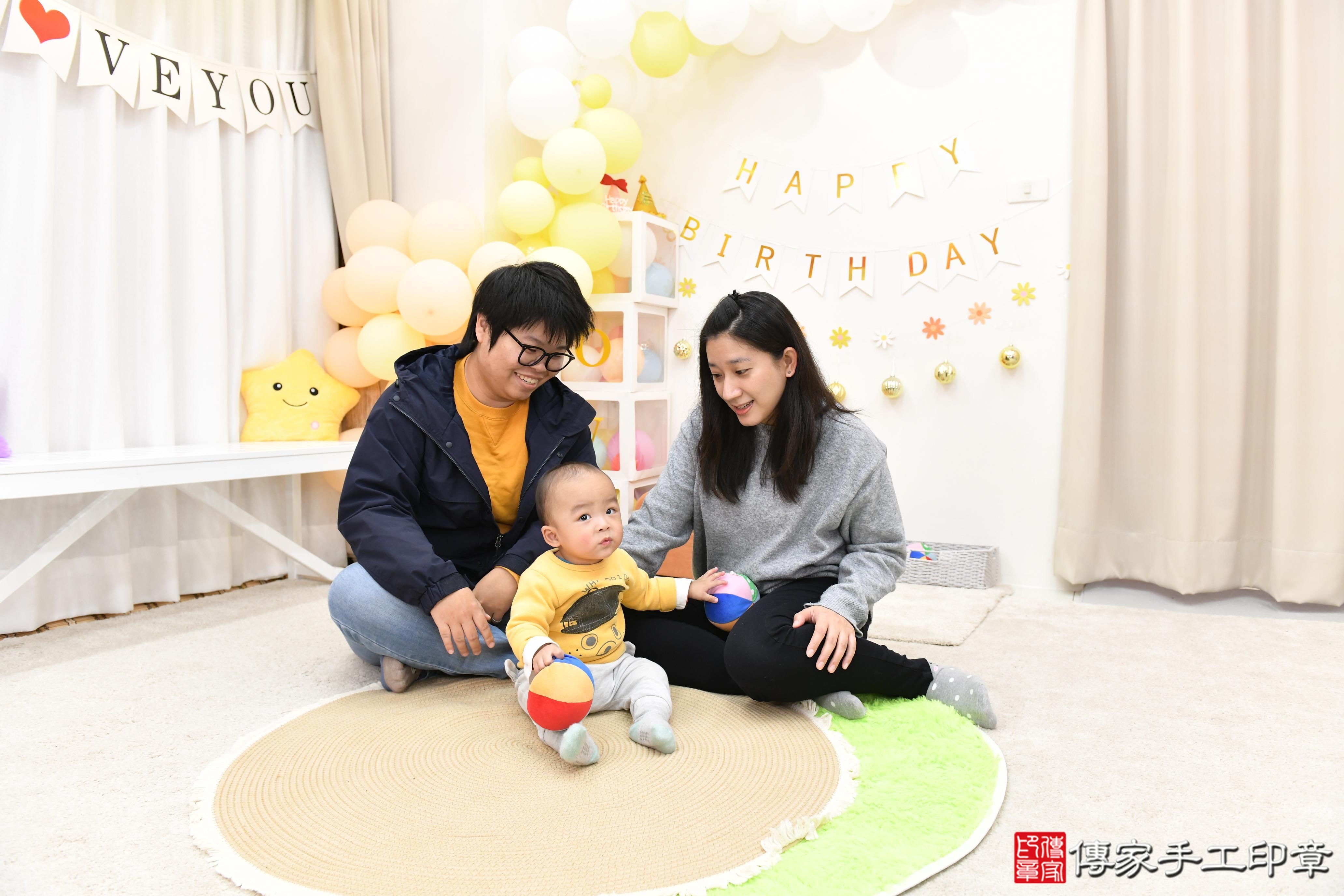 傳家手工印章高雄店、抓周、度脺、美式風會場、傳家嬰兒古禮、吉祥話、抓周道具物品24種、拍照。抓周證書。寶寶抓周、滿周歲、生日快樂、祝福