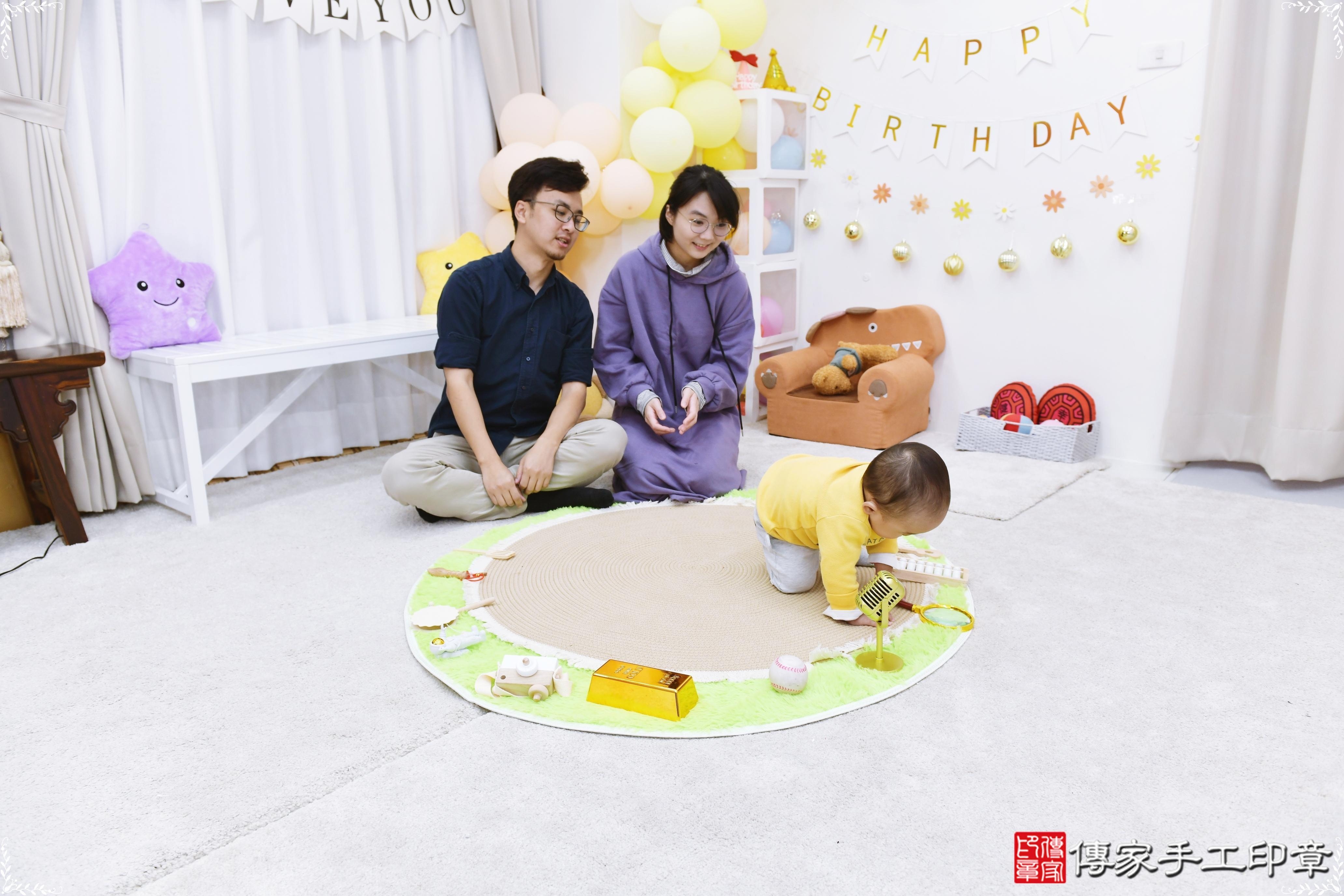 傳家手工印章高雄店、抓周、度脺、美式風會場、傳家嬰兒古禮、吉祥話、抓周道具物品24種、拍照。抓周證書。寶寶抓周、滿周歲、生日快樂、祝福