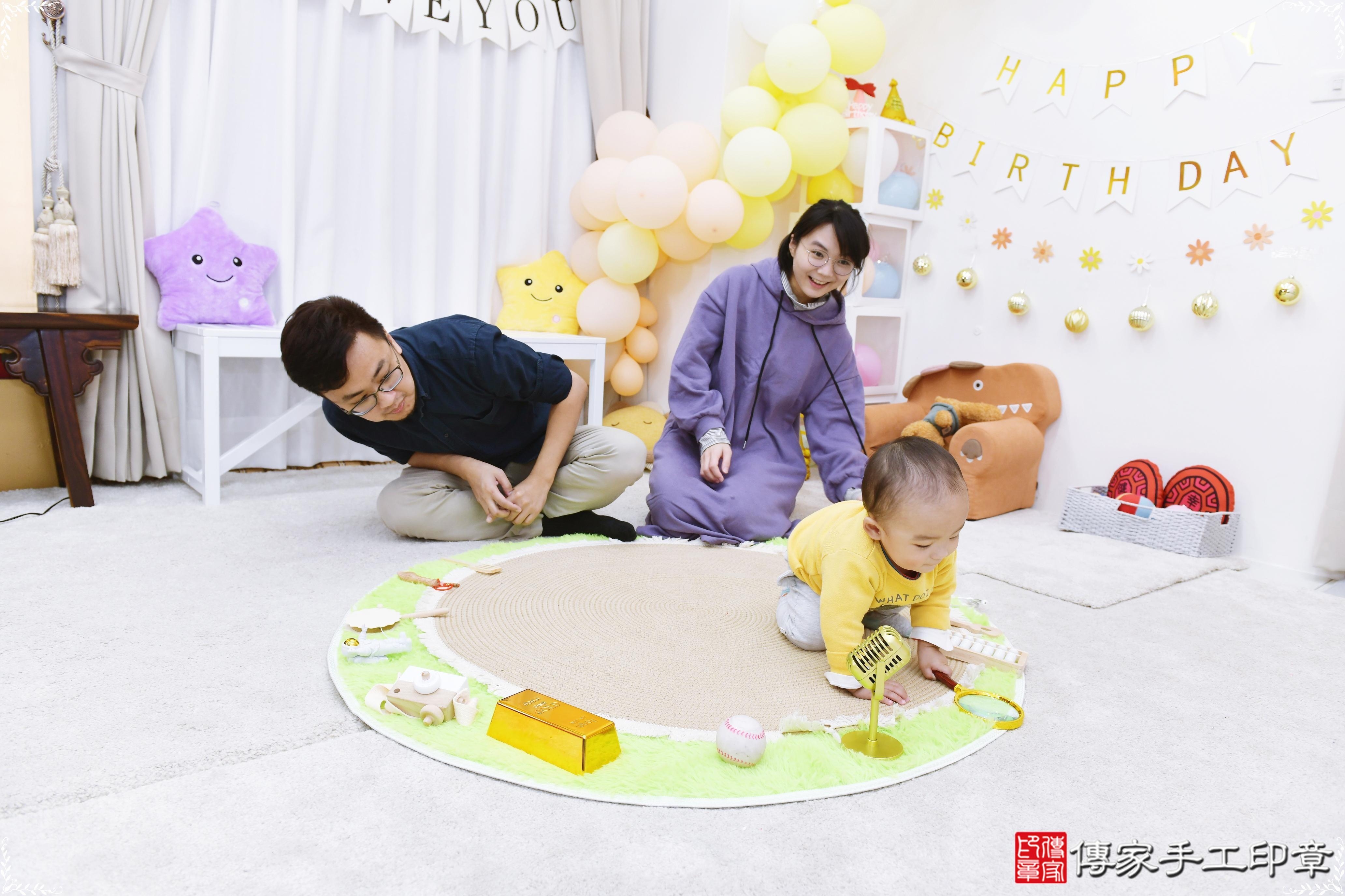 傳家手工印章高雄店、抓周、度脺、美式風會場、傳家嬰兒古禮、吉祥話、抓周道具物品24種、拍照。抓周證書。寶寶抓周、滿周歲、生日快樂、祝福