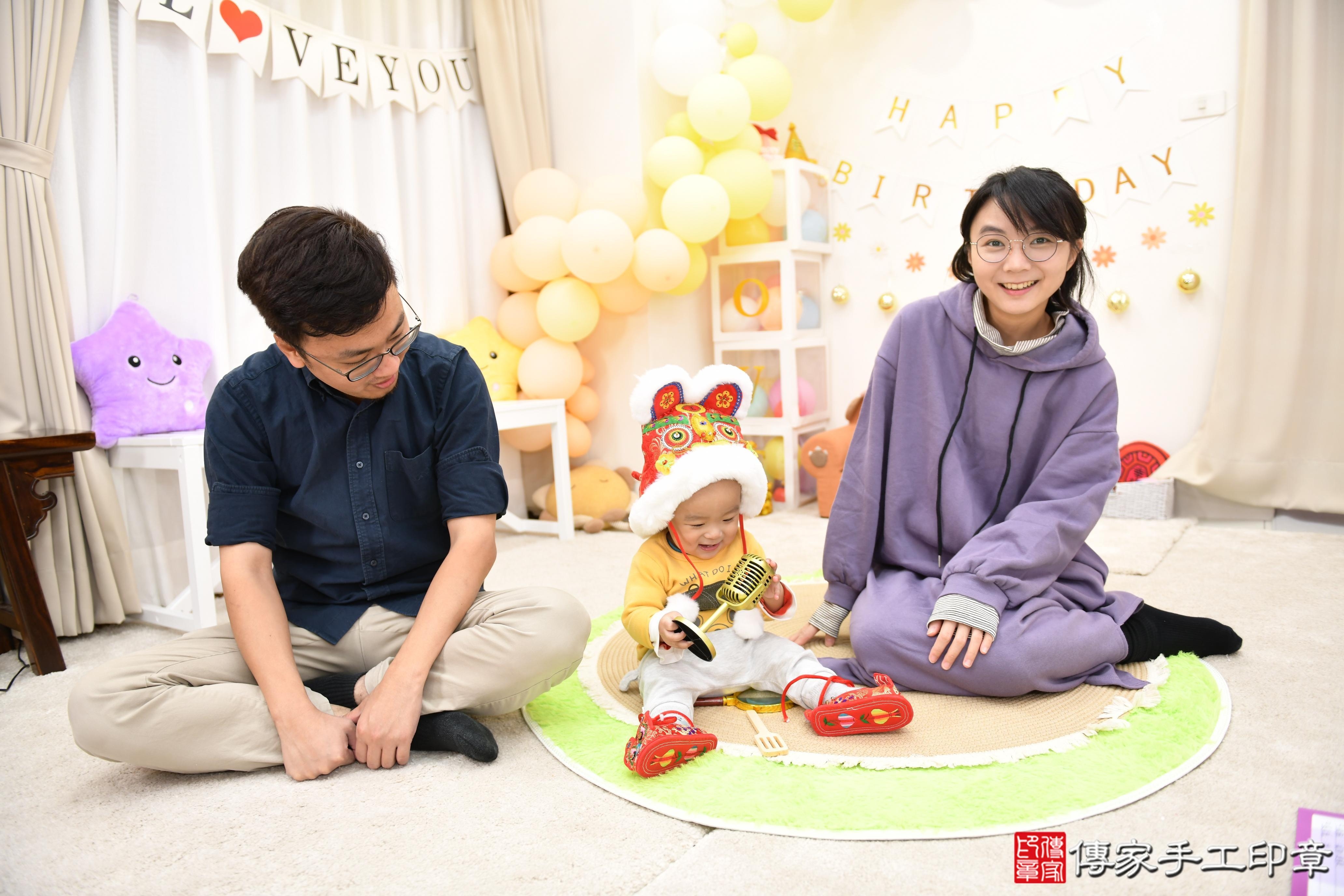 傳家手工印章高雄店、抓周、度脺、美式風會場、傳家嬰兒古禮、吉祥話、抓周道具物品24種、拍照。抓周證書。寶寶抓周、滿周歲、生日快樂、祝福