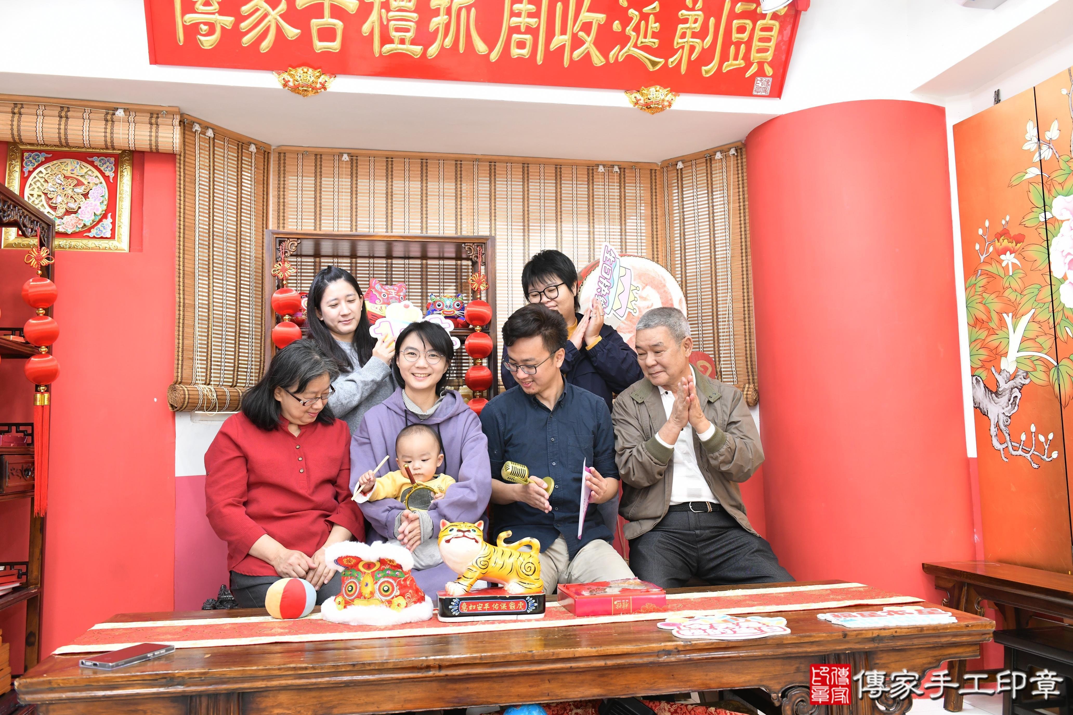 傳家手工印章高雄店、抓周、度脺、美式風會場、傳家嬰兒古禮、吉祥話、抓周道具物品24種、拍照。抓周證書。寶寶抓周、滿周歲、生日快樂、祝福