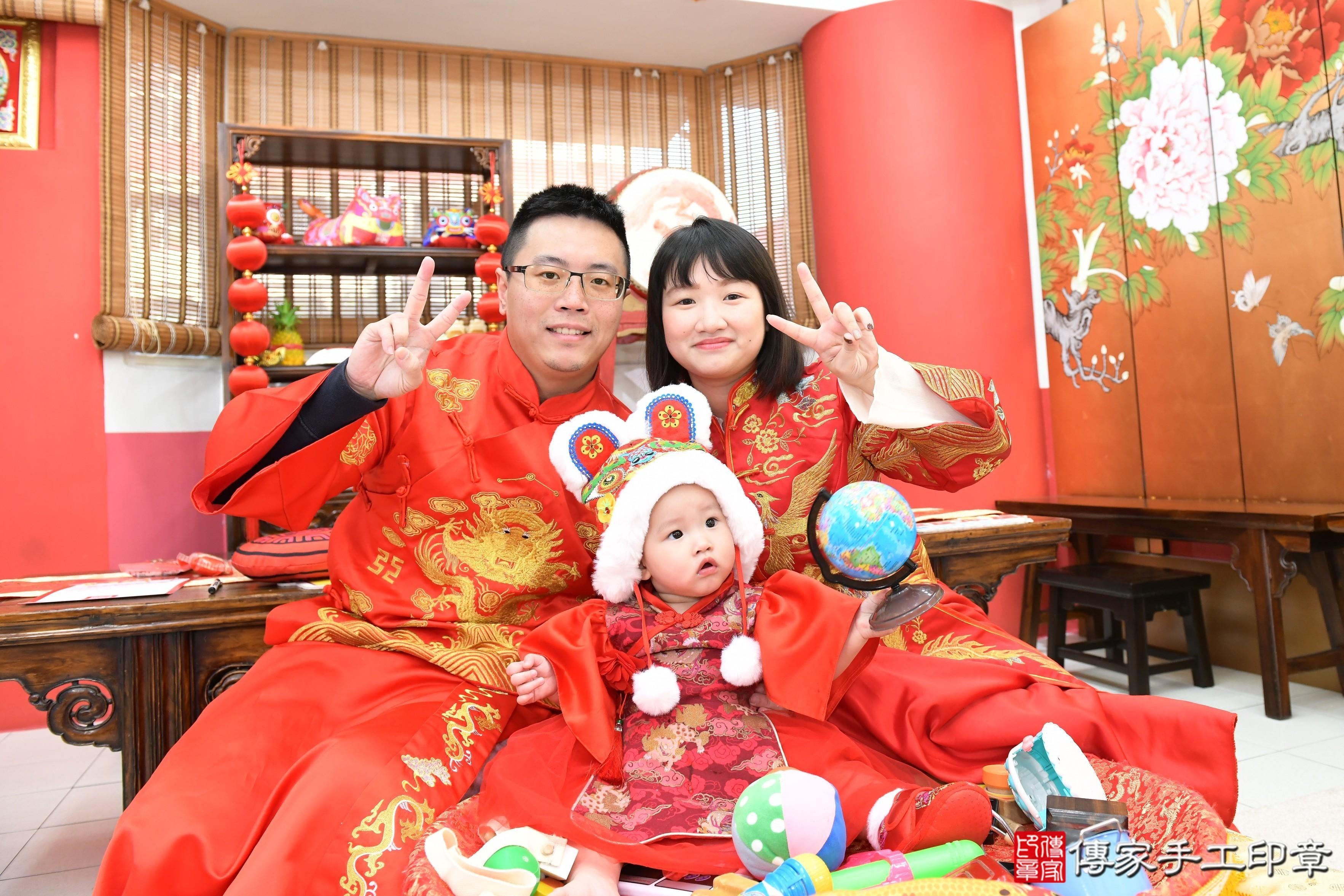 傳家手工印章高雄店、抓周、度脺、美式風會場、傳家嬰兒古禮、吉祥話、抓周道具物品24種、拍照。抓周證書。寶寶抓周、滿周歲、生日快樂、祝福