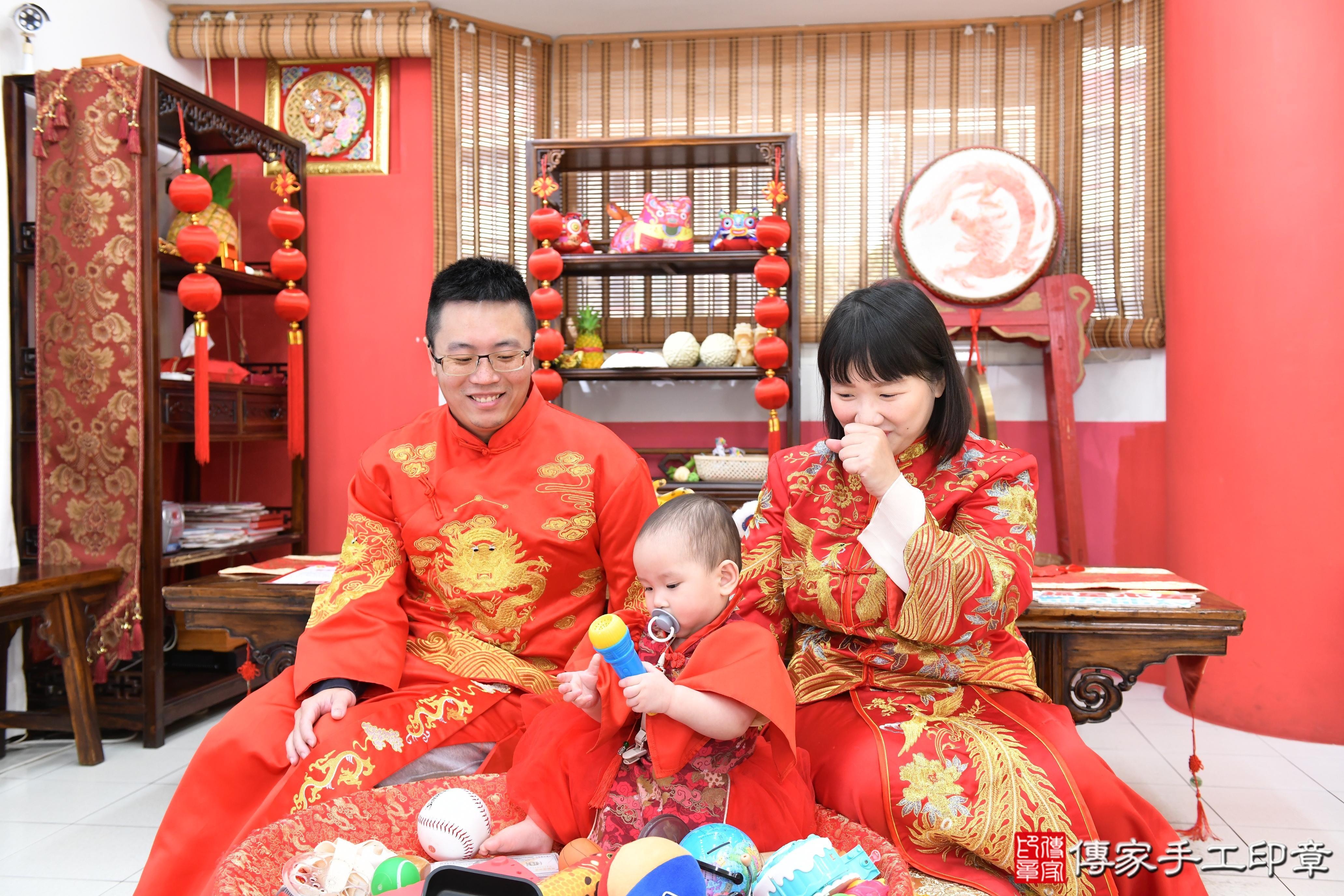 傳家手工印章高雄店、抓周、度脺、美式風會場、傳家嬰兒古禮、吉祥話、抓周道具物品24種、拍照。抓周證書。寶寶抓周、滿周歲、生日快樂、祝福