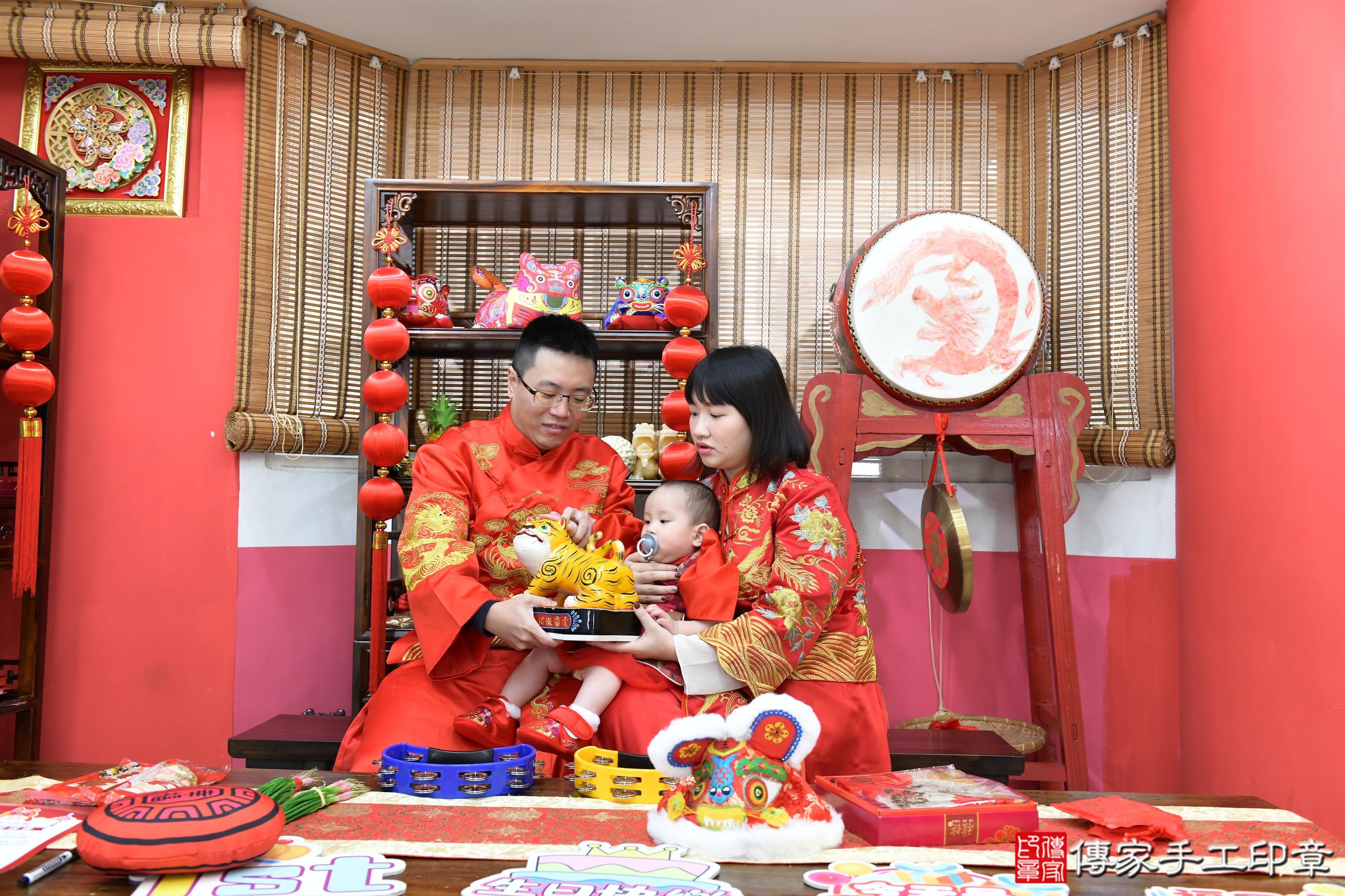 傳家手工印章高雄店、抓周、度脺、美式風會場、傳家嬰兒古禮、吉祥話、抓周道具物品24種、拍照。抓周證書。寶寶抓周、滿周歲、生日快樂、祝福