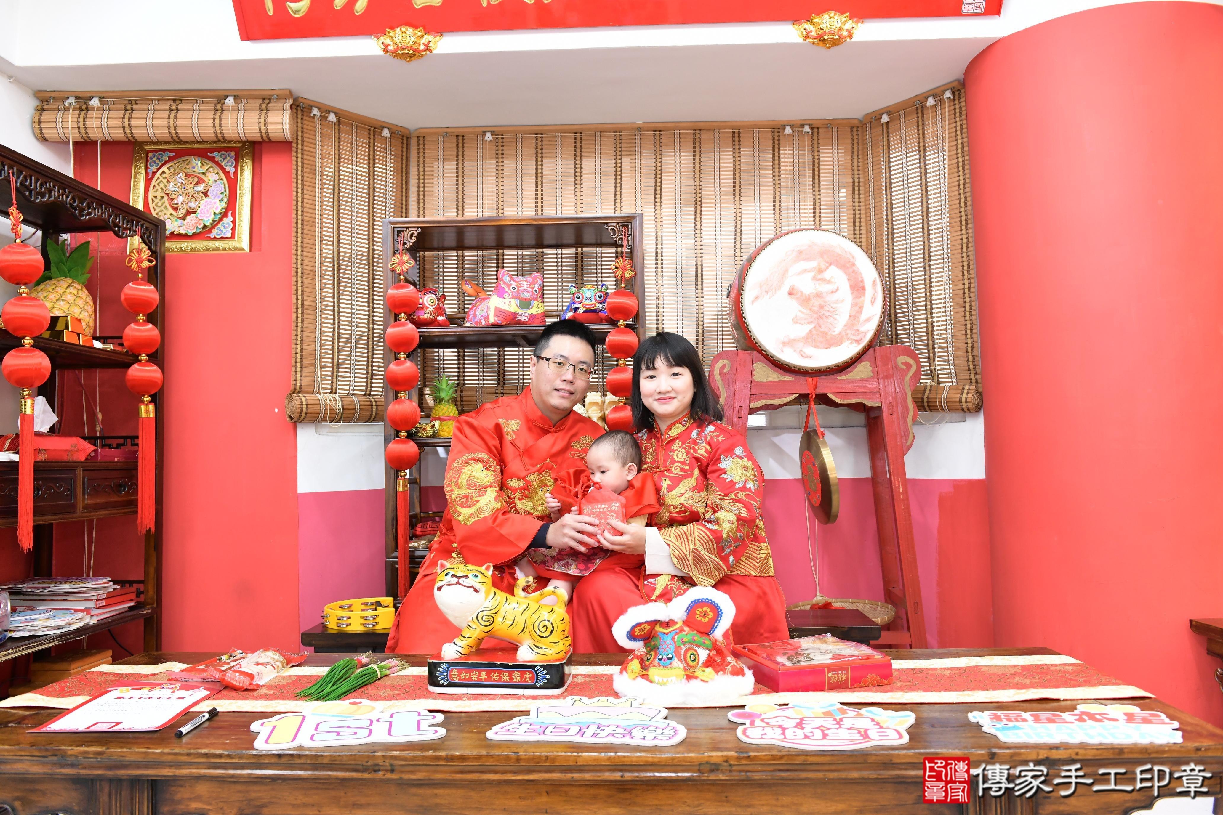 傳家手工印章高雄店、抓周、度脺、美式風會場、傳家嬰兒古禮、吉祥話、抓周道具物品24種、拍照。抓周證書。寶寶抓周、滿周歲、生日快樂、祝福