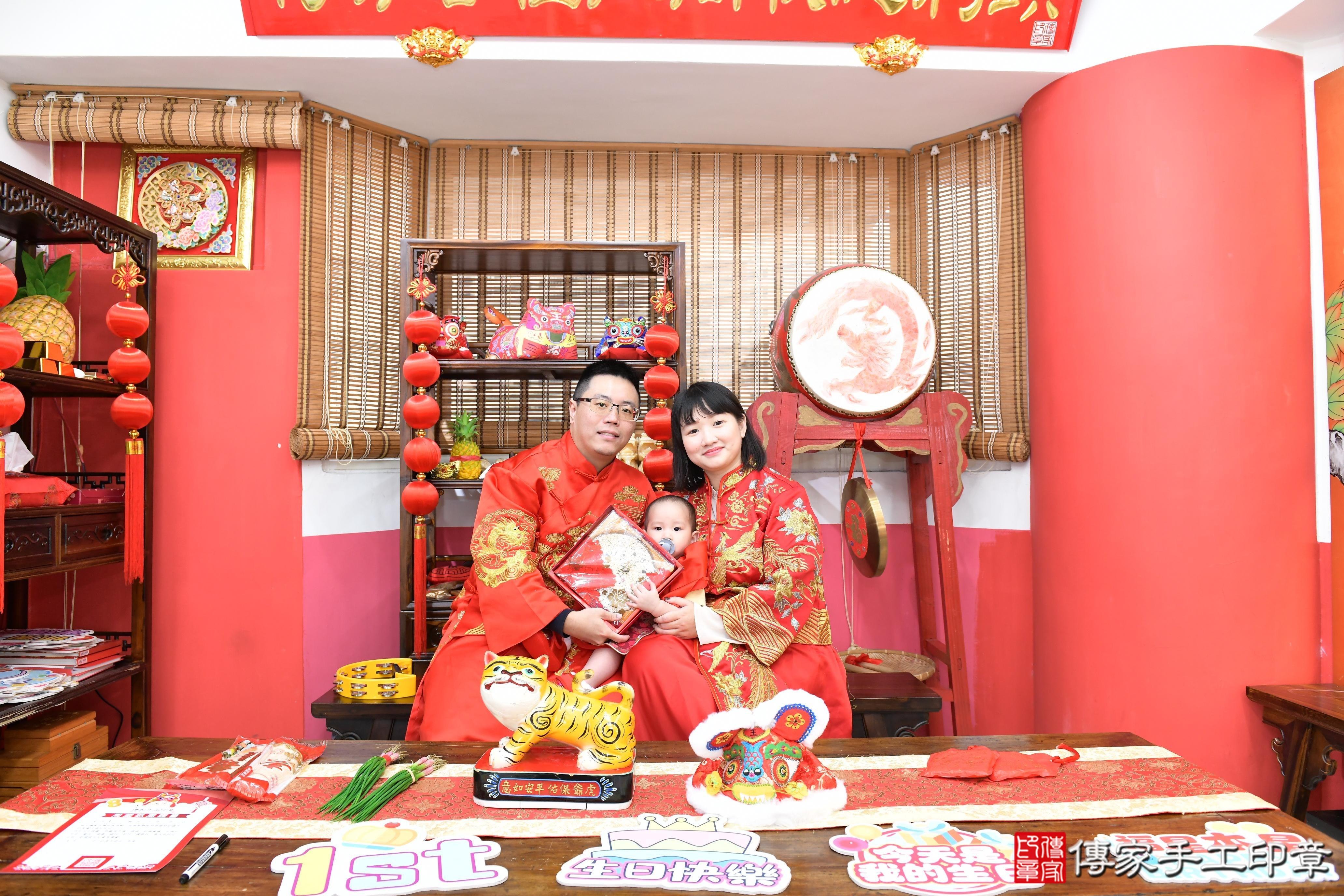 傳家手工印章高雄店、抓周、度脺、美式風會場、傳家嬰兒古禮、吉祥話、抓周道具物品24種、拍照。抓周證書。寶寶抓周、滿周歲、生日快樂、祝福