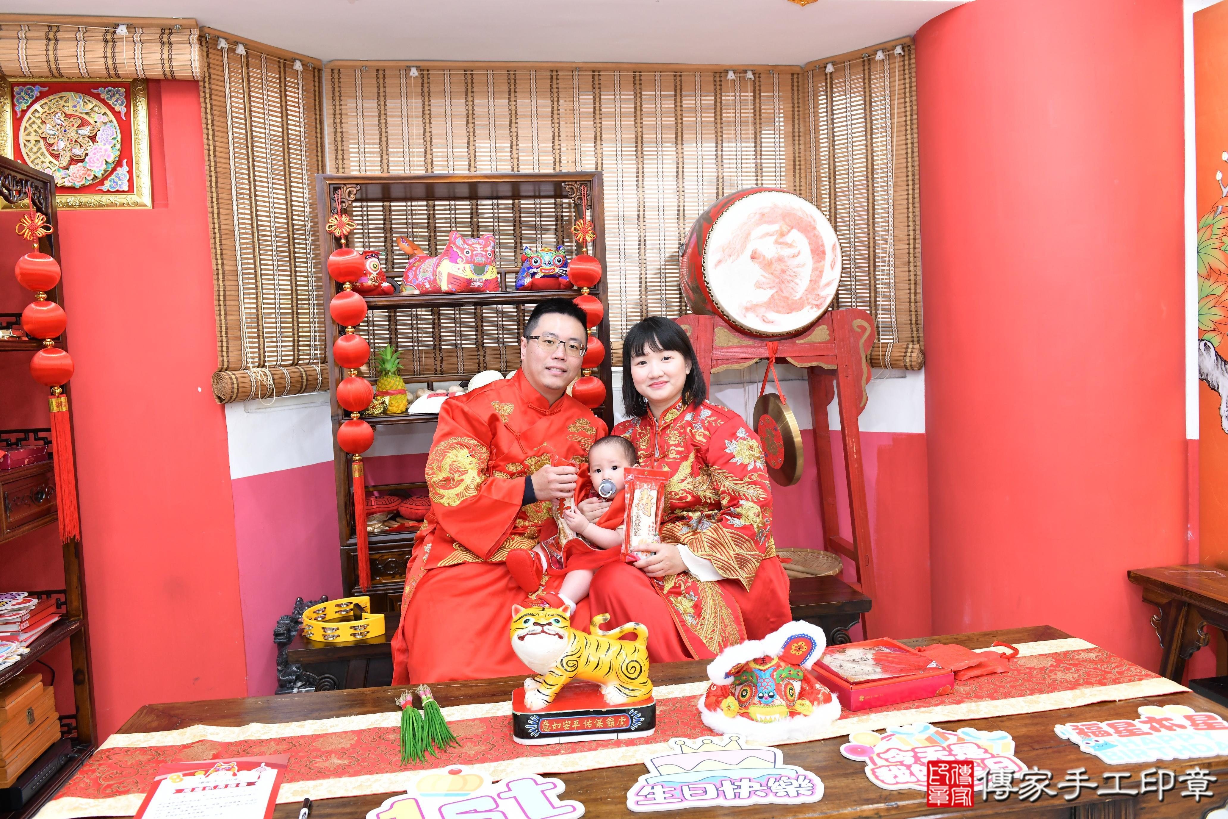 傳家手工印章高雄店、抓周、度脺、美式風會場、傳家嬰兒古禮、吉祥話、抓周道具物品24種、拍照。抓周證書。寶寶抓周、滿周歲、生日快樂、祝福