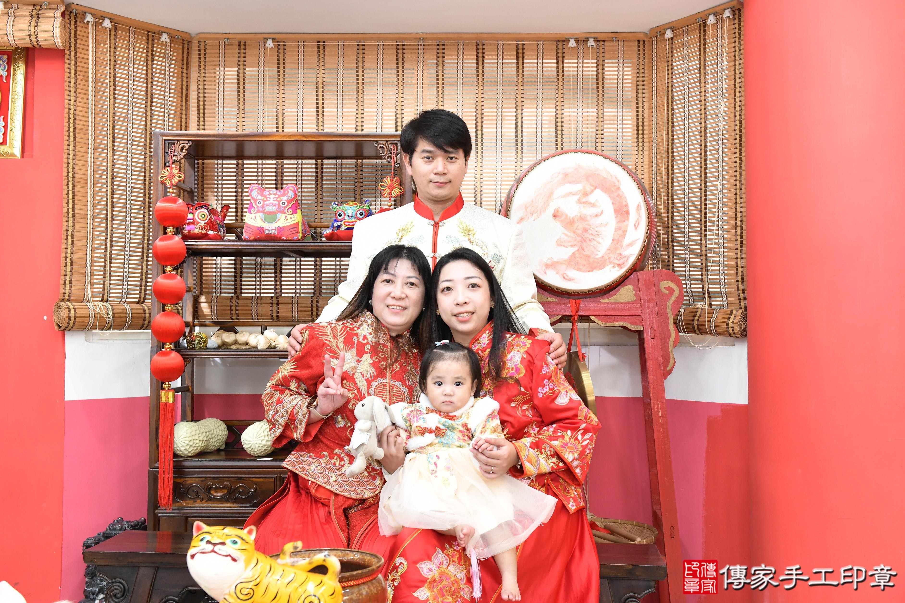 傳家手工印章高雄店、抓周、度脺、美式風會場、傳家嬰兒古禮、吉祥話、抓周道具物品24種、拍照。抓周證書。寶寶抓周、滿周歲、生日快樂、祝福