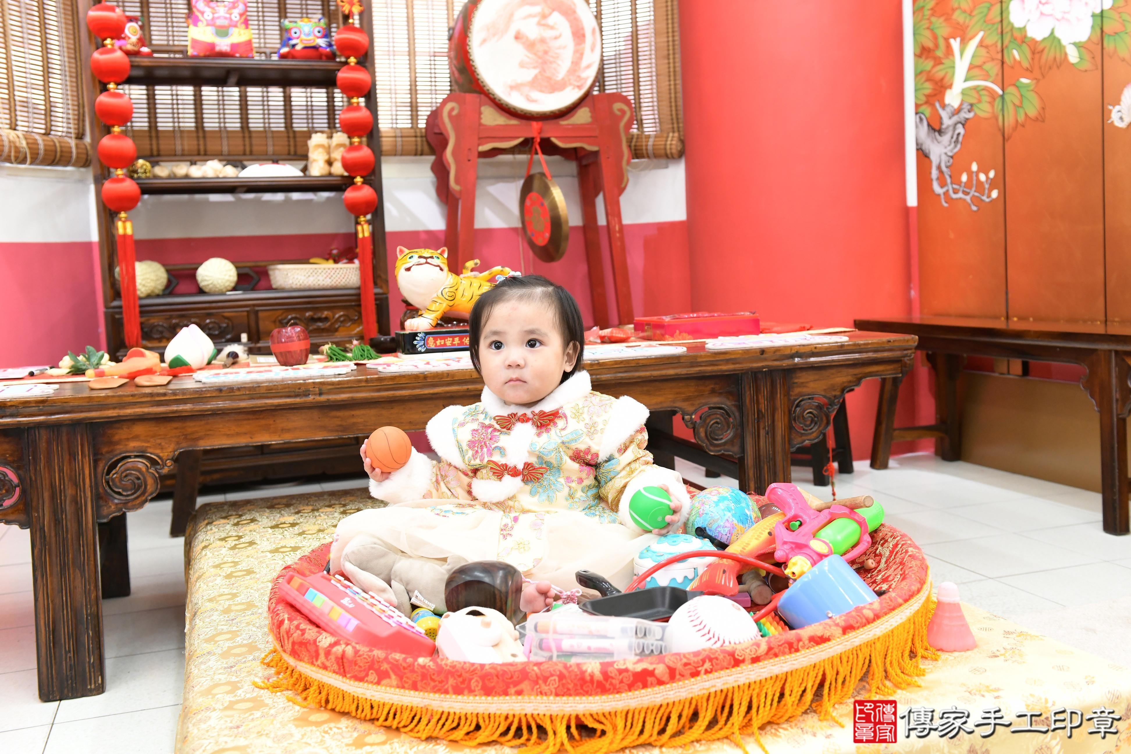 傳家手工印章高雄店、抓周、度脺、美式風會場、傳家嬰兒古禮、吉祥話、抓周道具物品24種、拍照。抓周證書。寶寶抓周、滿周歲、生日快樂、祝福