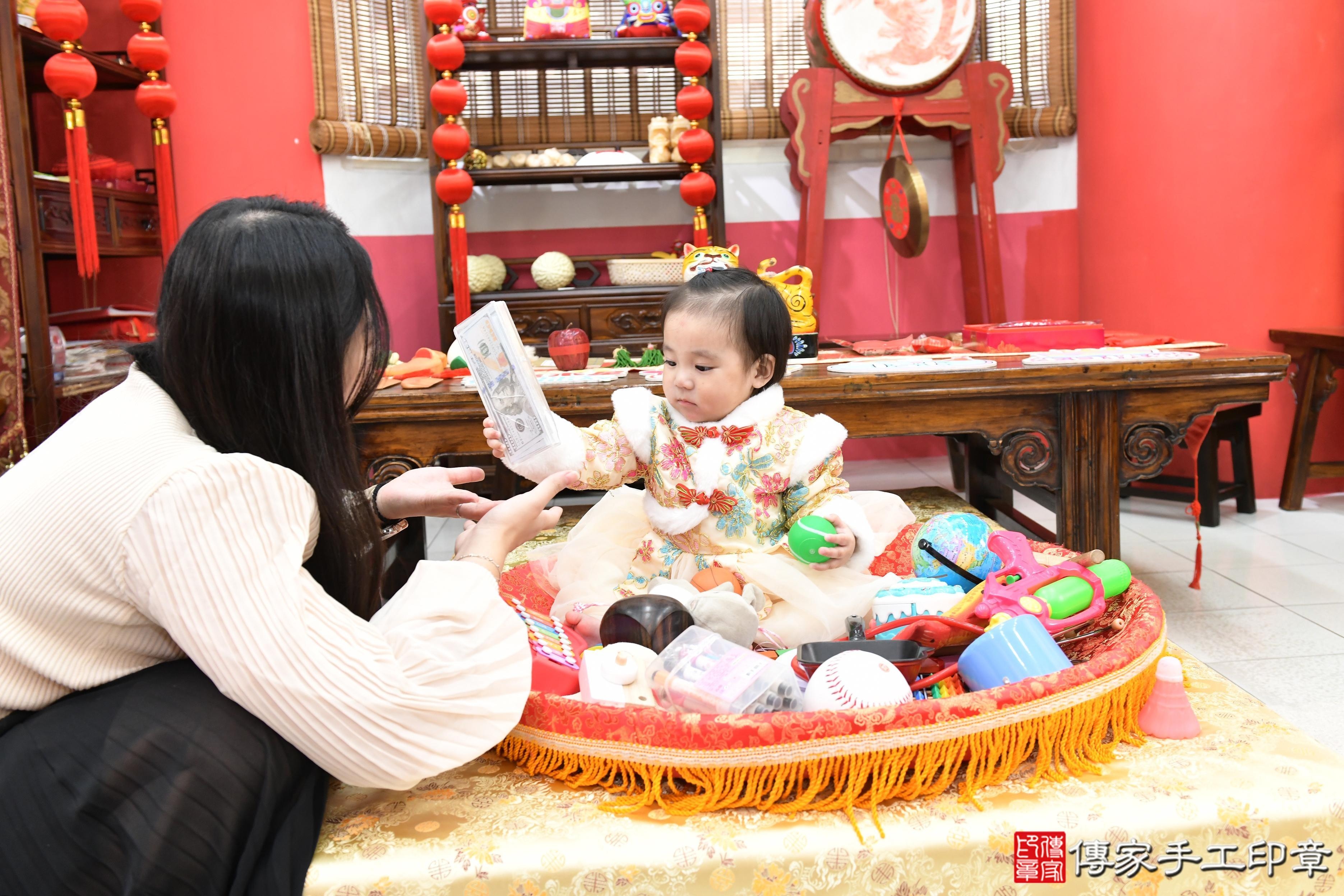 傳家手工印章高雄店、抓周、度脺、美式風會場、傳家嬰兒古禮、吉祥話、抓周道具物品24種、拍照。抓周證書。寶寶抓周、滿周歲、生日快樂、祝福