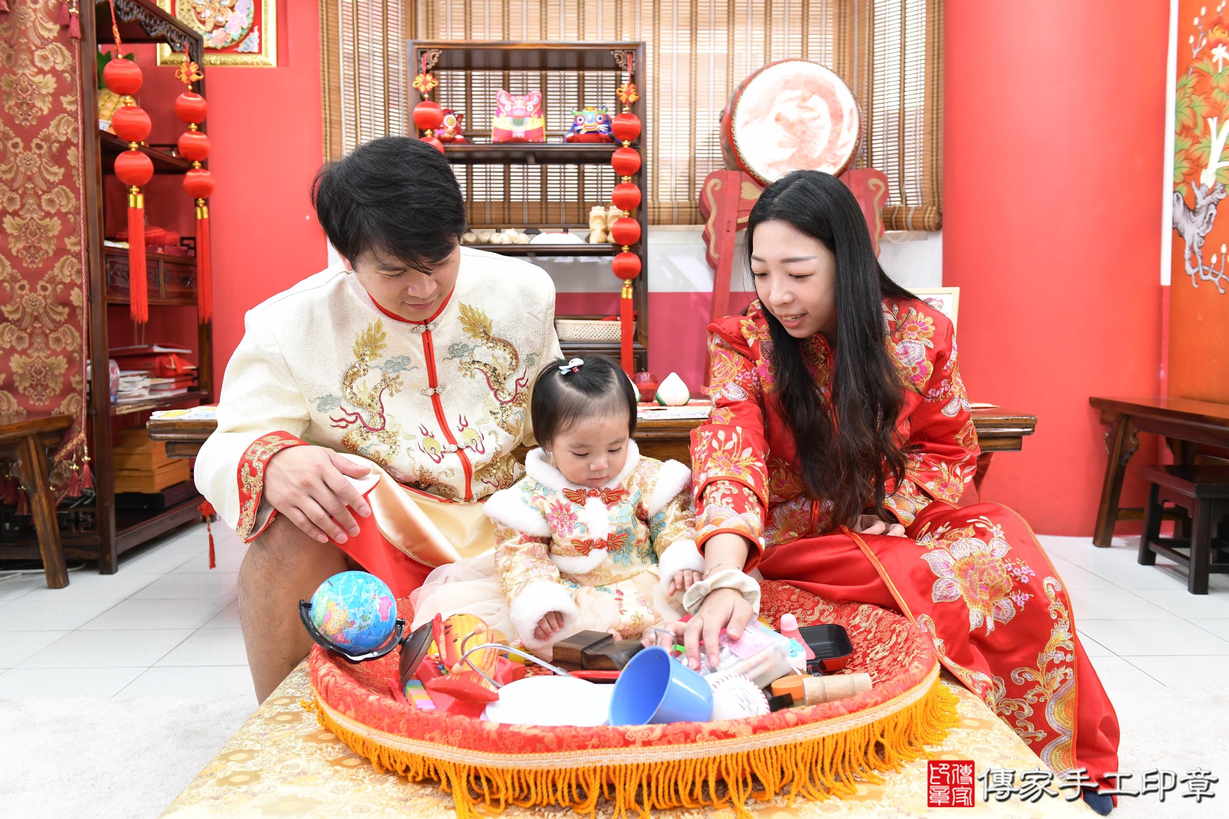 傳家手工印章高雄店、抓周、度脺、美式風會場、傳家嬰兒古禮、吉祥話、抓周道具物品24種、拍照。抓周證書。寶寶抓周、滿周歲、生日快樂、祝福