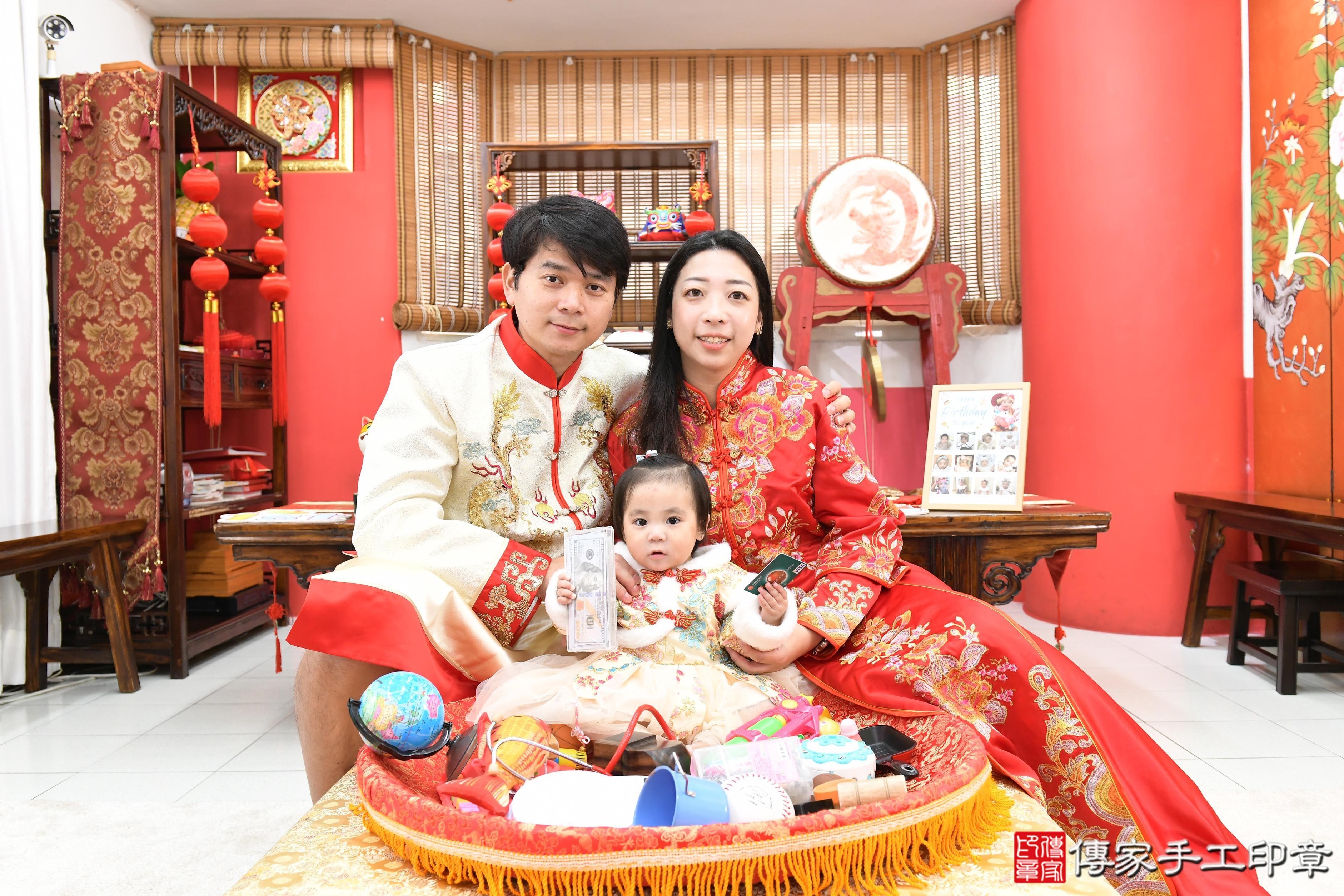 傳家手工印章高雄店、抓周、度脺、美式風會場、傳家嬰兒古禮、吉祥話、抓周道具物品24種、拍照。抓周證書。寶寶抓周、滿周歲、生日快樂、祝福