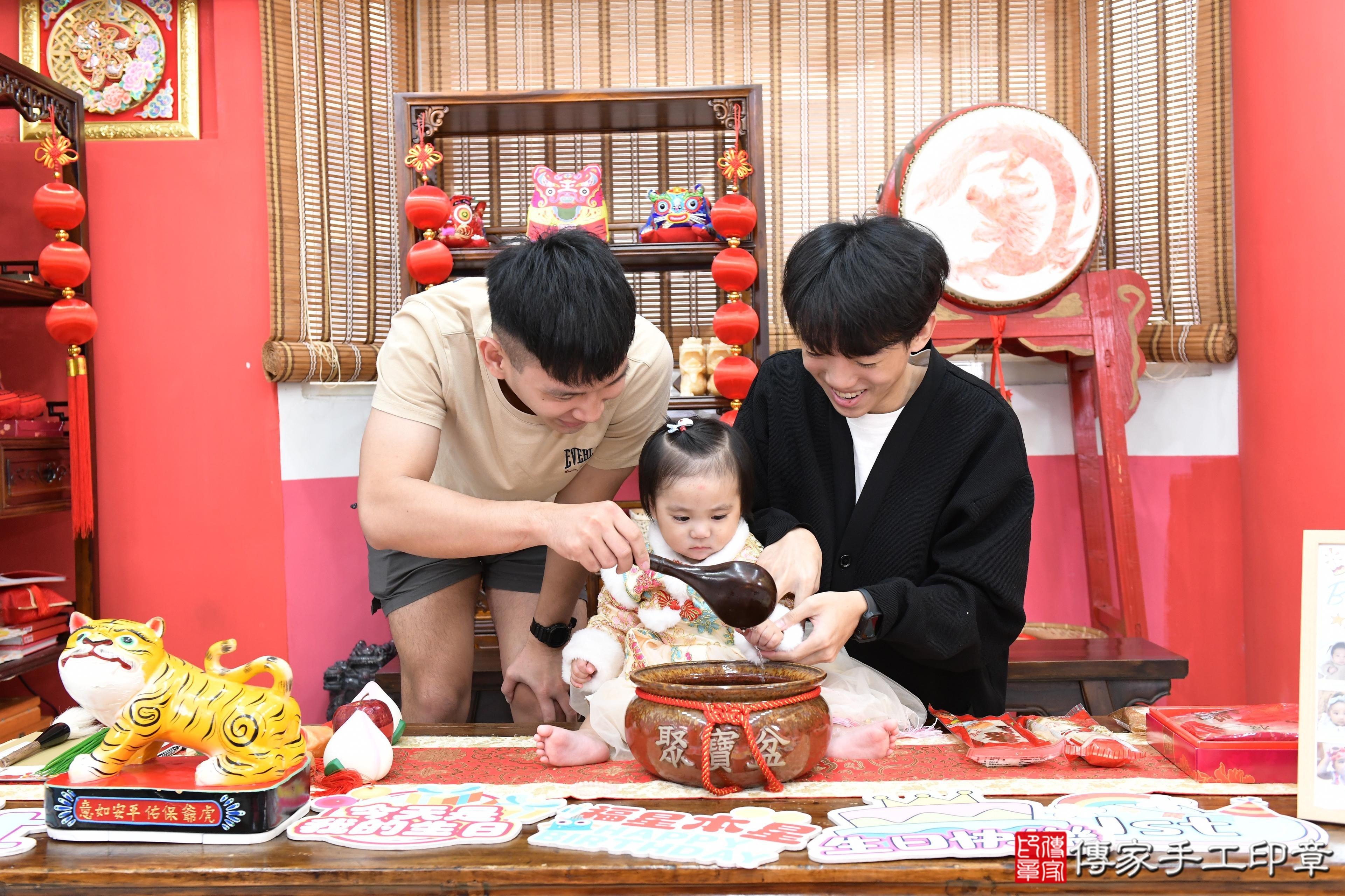 傳家手工印章高雄店、抓周、度脺、美式風會場、傳家嬰兒古禮、吉祥話、抓周道具物品24種、拍照。抓周證書。寶寶抓周、滿周歲、生日快樂、祝福