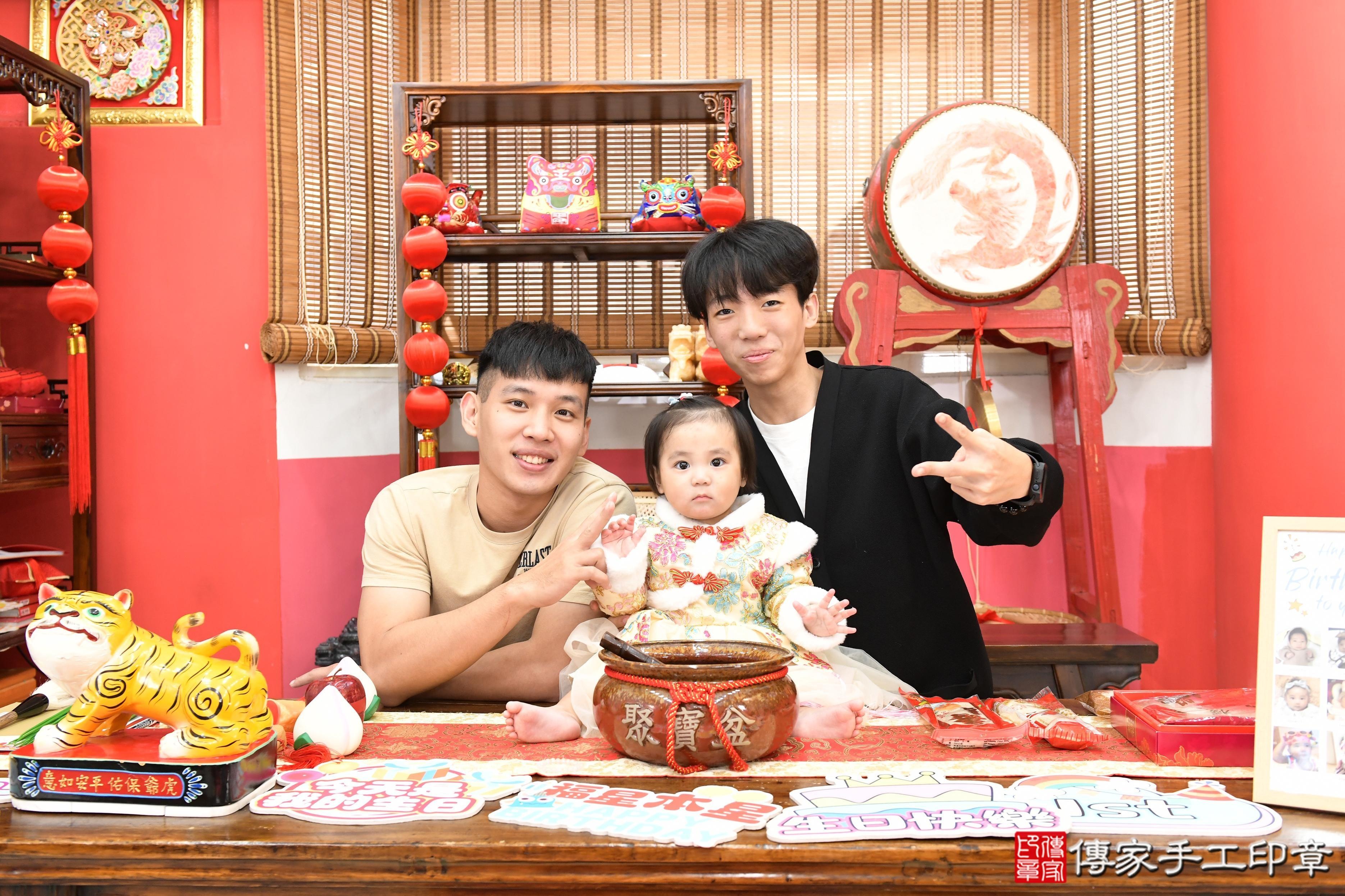 傳家手工印章高雄店、抓周、度脺、美式風會場、傳家嬰兒古禮、吉祥話、抓周道具物品24種、拍照。抓周證書。寶寶抓周、滿周歲、生日快樂、祝福