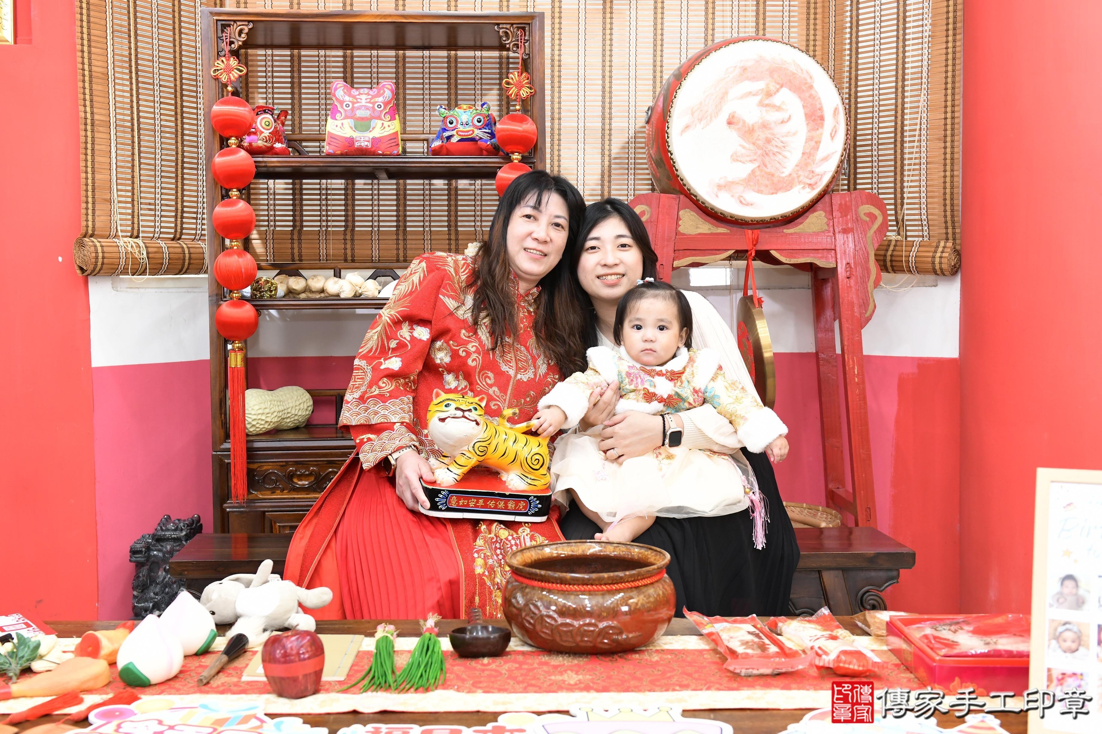 傳家手工印章高雄店、抓周、度脺、美式風會場、傳家嬰兒古禮、吉祥話、抓周道具物品24種、拍照。抓周證書。寶寶抓周、滿周歲、生日快樂、祝福