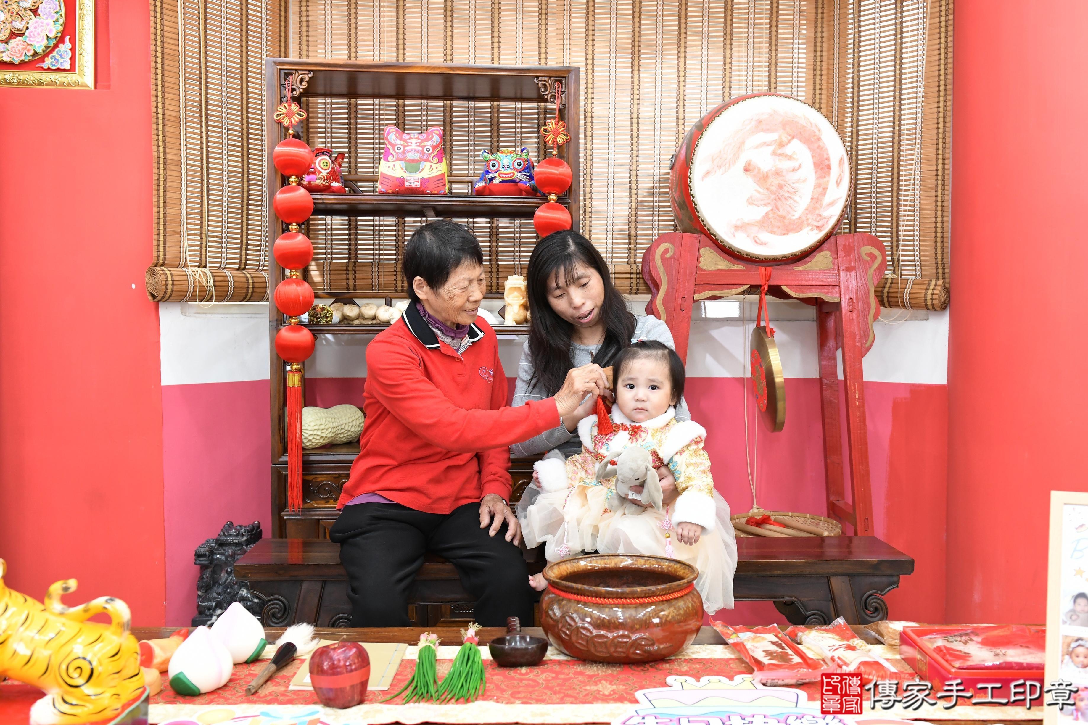 傳家手工印章高雄店、抓周、度脺、美式風會場、傳家嬰兒古禮、吉祥話、抓周道具物品24種、拍照。抓周證書。寶寶抓周、滿周歲、生日快樂、祝福