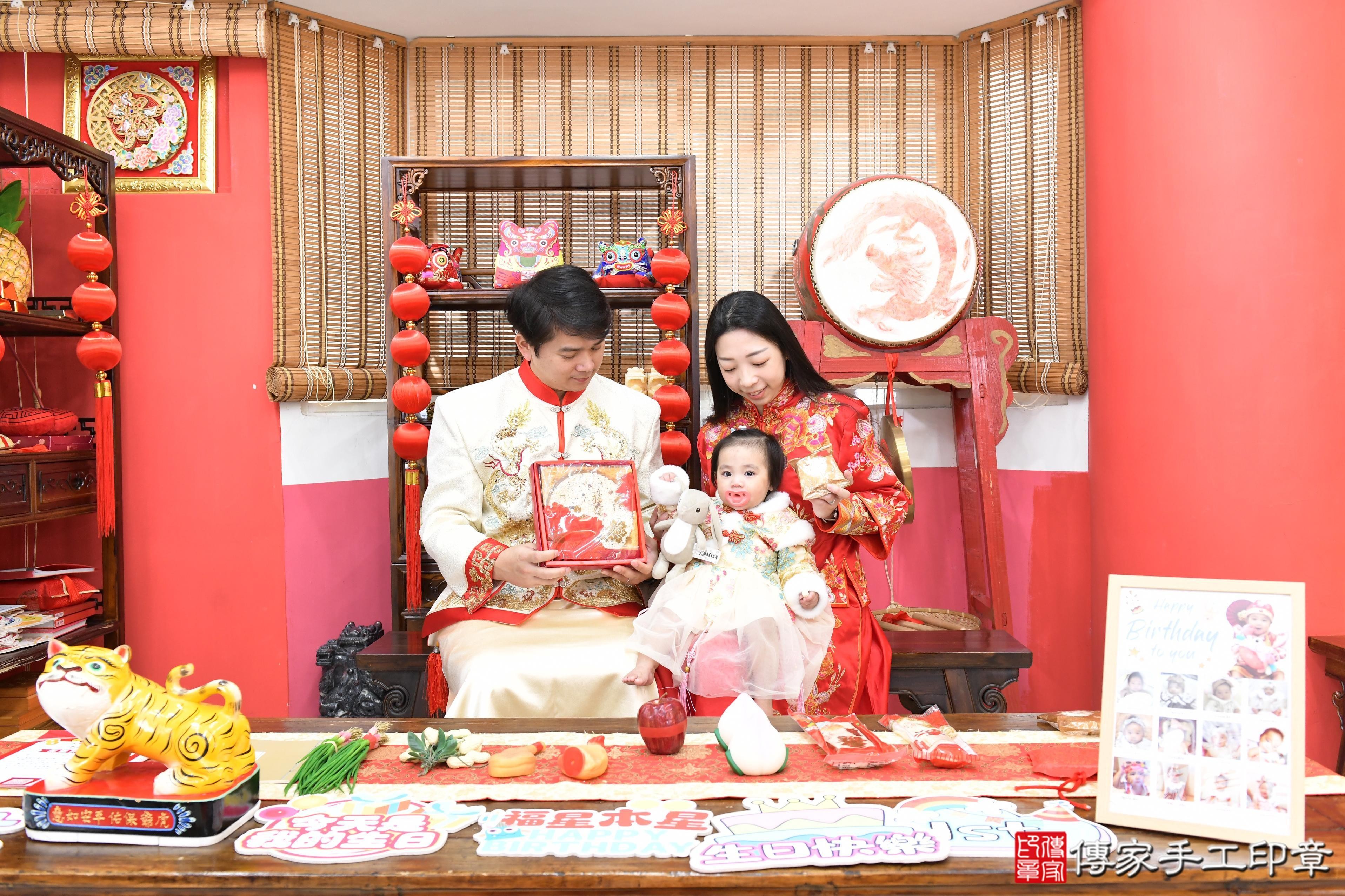 傳家手工印章高雄店、抓周、度脺、美式風會場、傳家嬰兒古禮、吉祥話、抓周道具物品24種、拍照。抓周證書。寶寶抓周、滿周歲、生日快樂、祝福