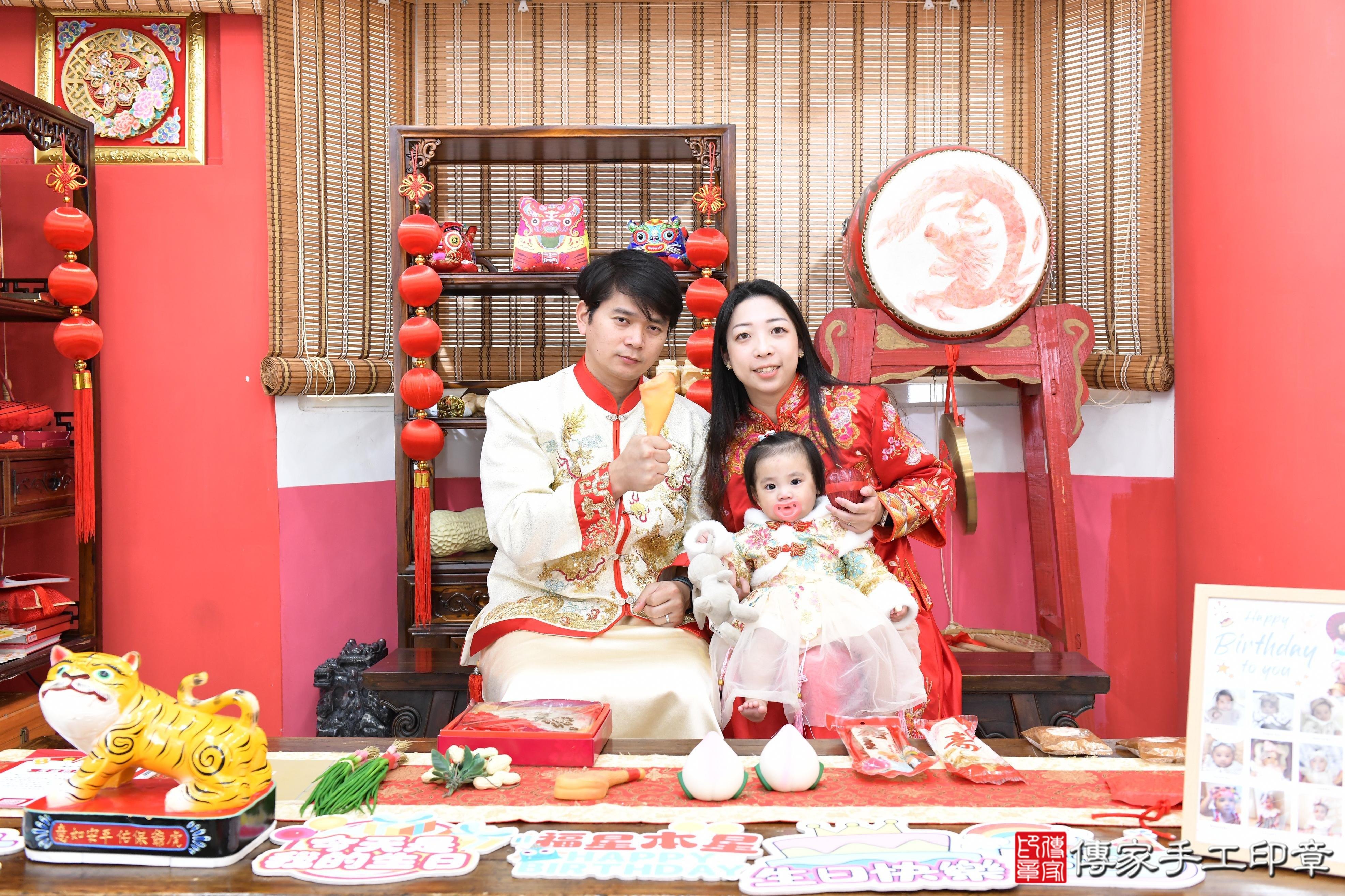 傳家手工印章高雄店、抓周、度脺、美式風會場、傳家嬰兒古禮、吉祥話、抓周道具物品24種、拍照。抓周證書。寶寶抓周、滿周歲、生日快樂、祝福