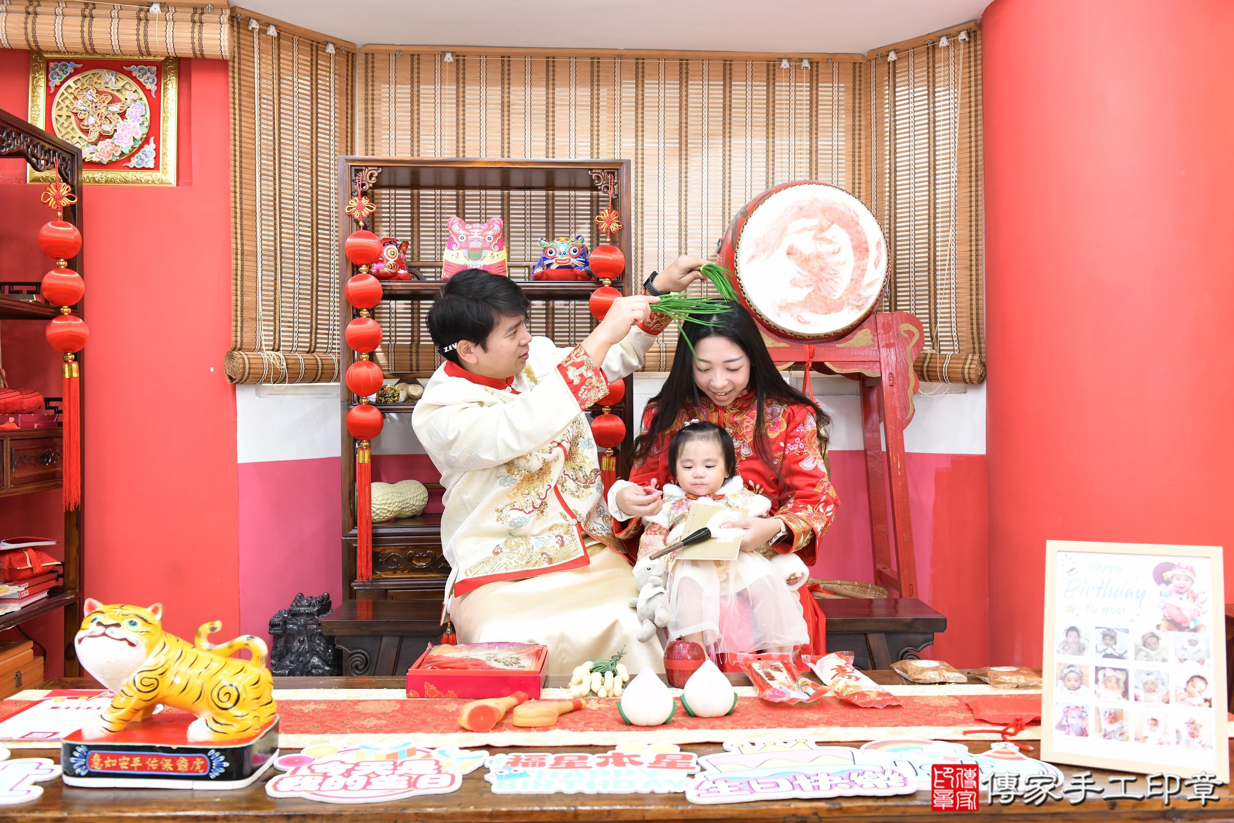 傳家手工印章高雄店、抓周、度脺、美式風會場、傳家嬰兒古禮、吉祥話、抓周道具物品24種、拍照。抓周證書。寶寶抓周、滿周歲、生日快樂、祝福