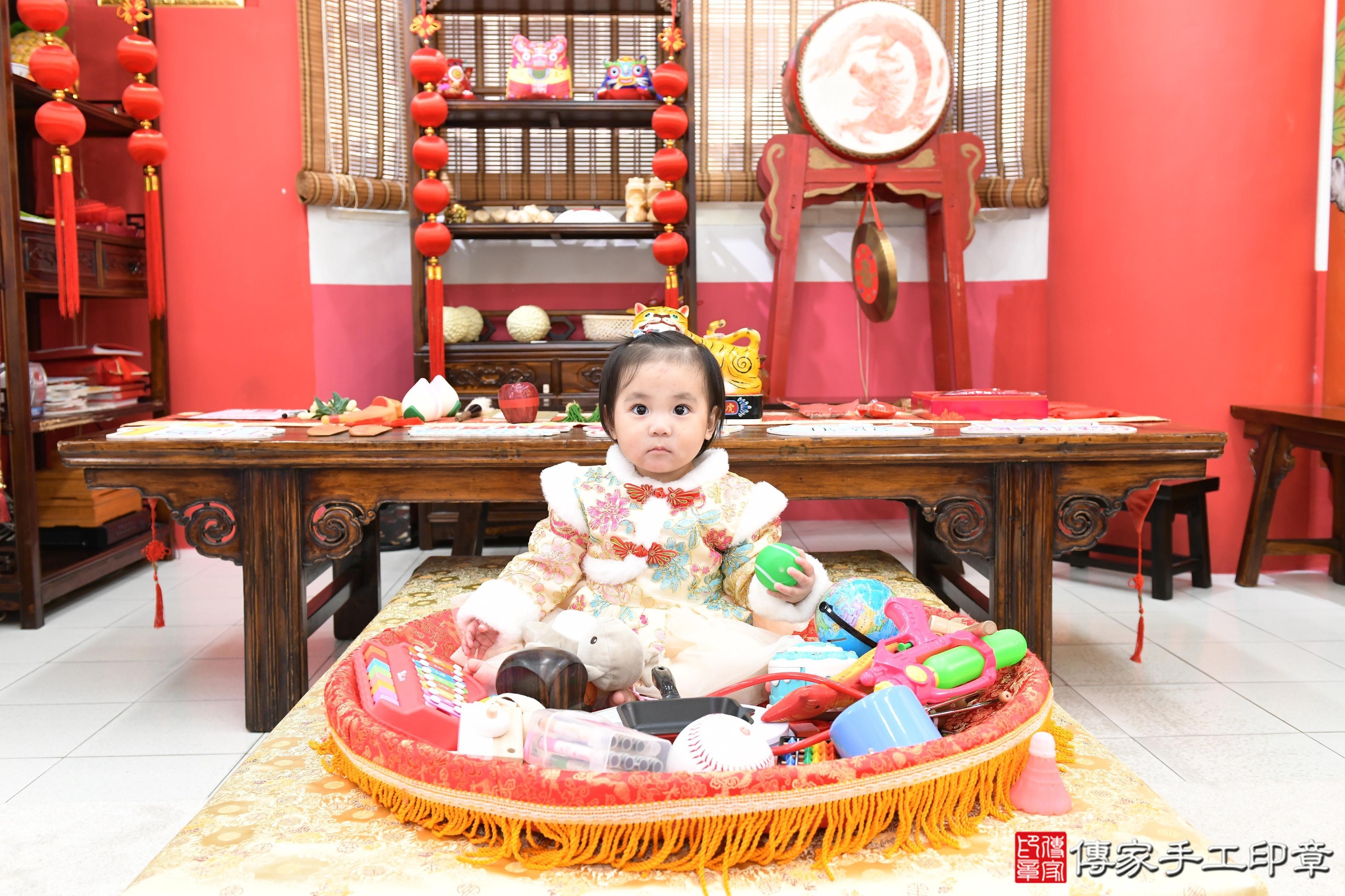 傳家手工印章高雄店、抓周、度脺、美式風會場、傳家嬰兒古禮、吉祥話、抓周道具物品24種、拍照。抓周證書。寶寶抓周、滿周歲、生日快樂、祝福