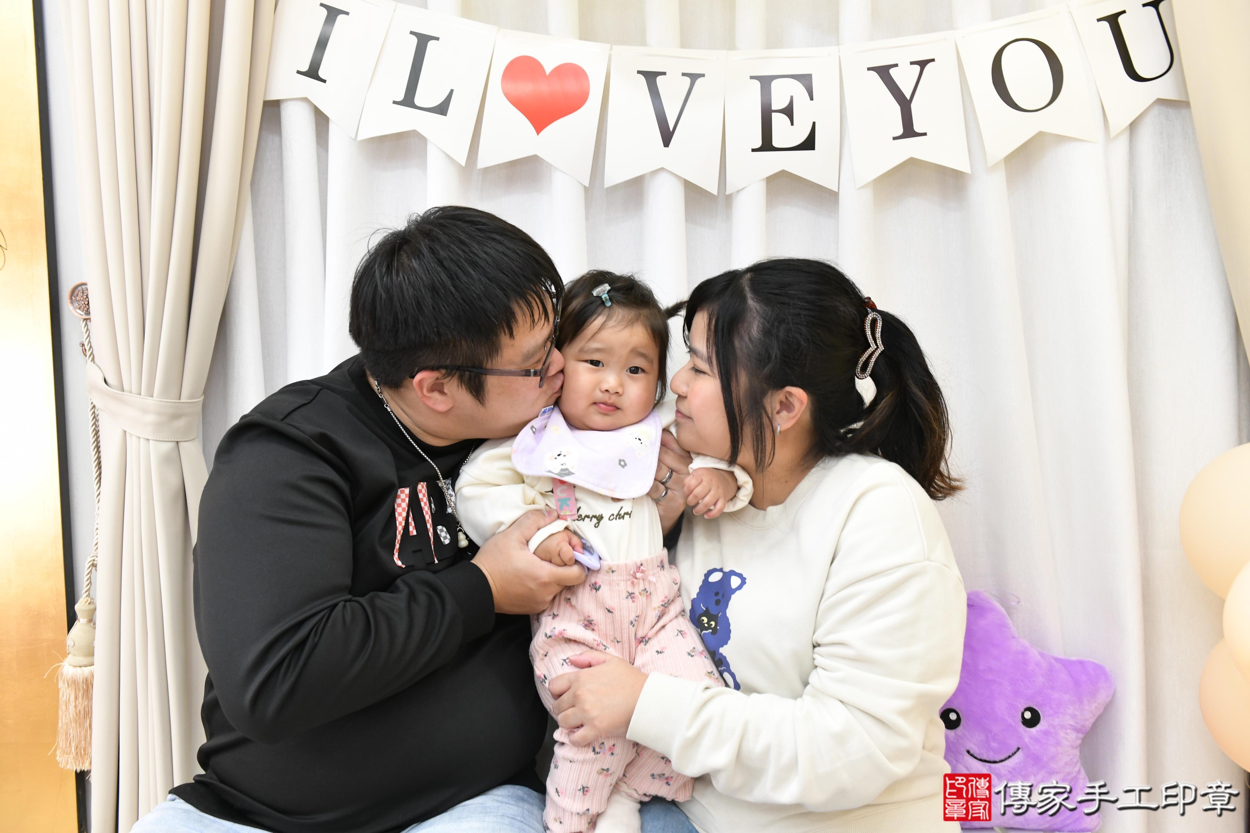 傳家手工印章高雄店、抓周、度脺、美式風會場、傳家嬰兒古禮、吉祥話、抓周道具物品24種、拍照。抓周證書。寶寶抓周、滿周歲、生日快樂、祝福 傳家手工印章高雄店、抓周、度脺、美式風會場、傳家嬰兒古禮、吉祥話、抓周道具物品24種、拍照。抓周證書。寶寶抓周、滿周歲、生日快樂、祝福