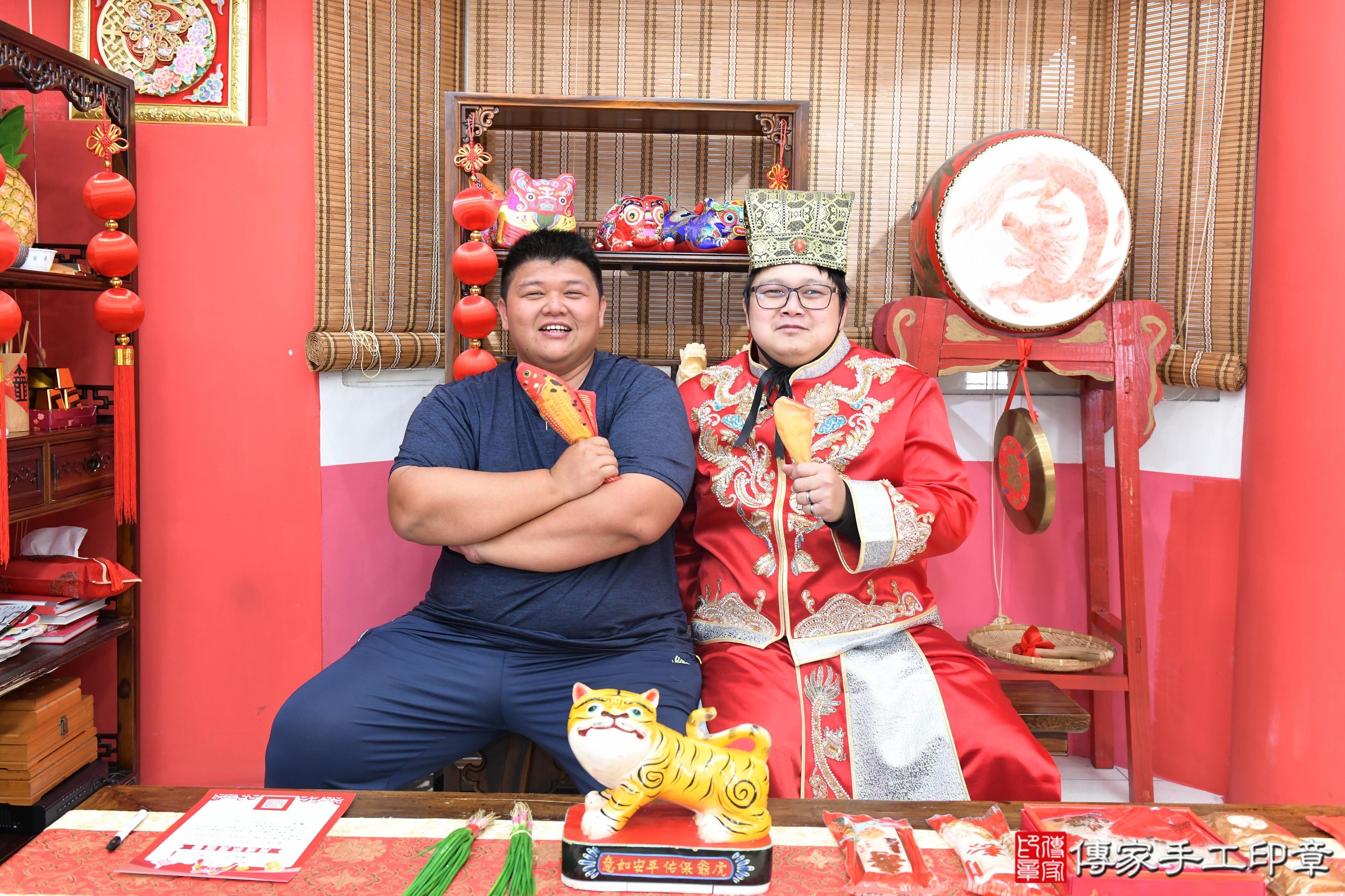 傳家手工印章高雄店、抓周、度脺、美式風會場、傳家嬰兒古禮、吉祥話、抓周道具物品24種、拍照。抓周證書。寶寶抓周、滿周歲、生日快樂、祝福 傳家手工印章高雄店、抓周、度脺、美式風會場、傳家嬰兒古禮、吉祥話、抓周道具物品24種、拍照。抓周證書。寶寶抓周、滿周歲、生日快樂、祝福