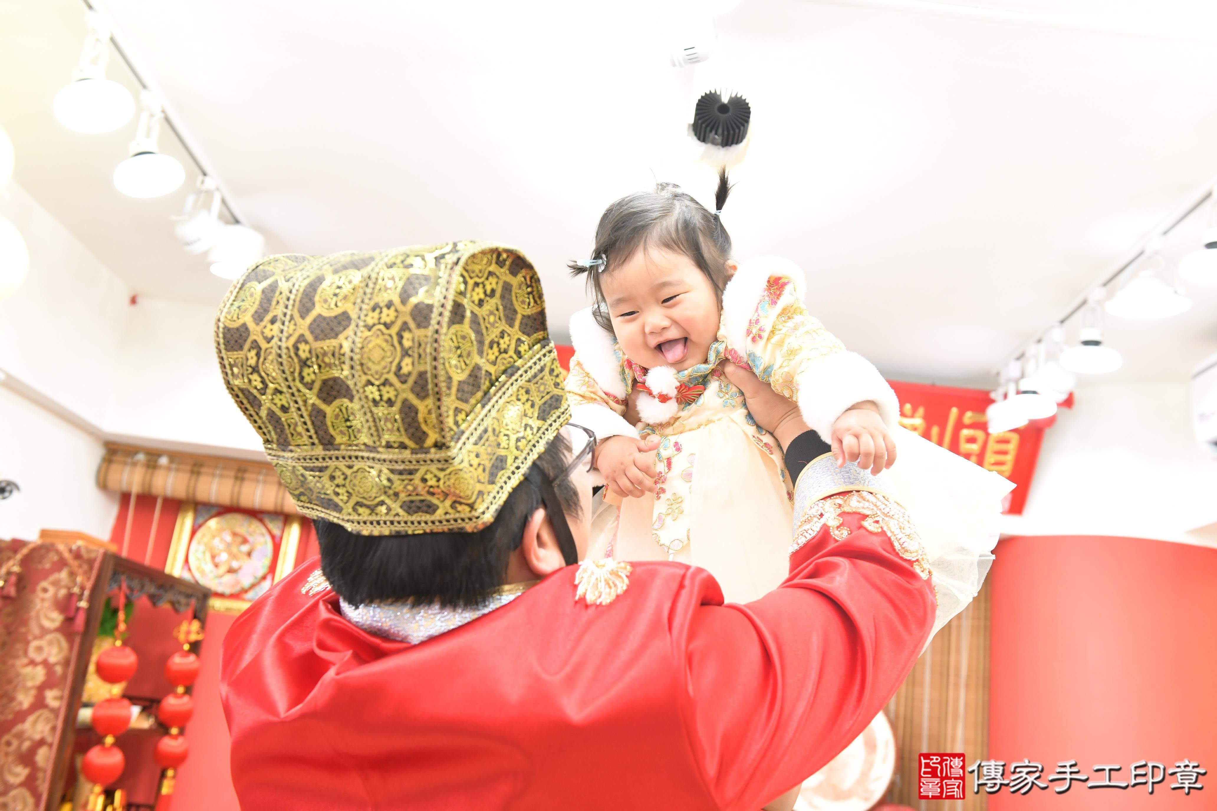 傳家手工印章高雄店、抓周、度脺、美式風會場、傳家嬰兒古禮、吉祥話、抓周道具物品24種、拍照。抓周證書。寶寶抓周、滿周歲、生日快樂、祝福 傳家手工印章高雄店、抓周、度脺、美式風會場、傳家嬰兒古禮、吉祥話、抓周道具物品24種、拍照。抓周證書。寶寶抓周、滿周歲、生日快樂、祝福