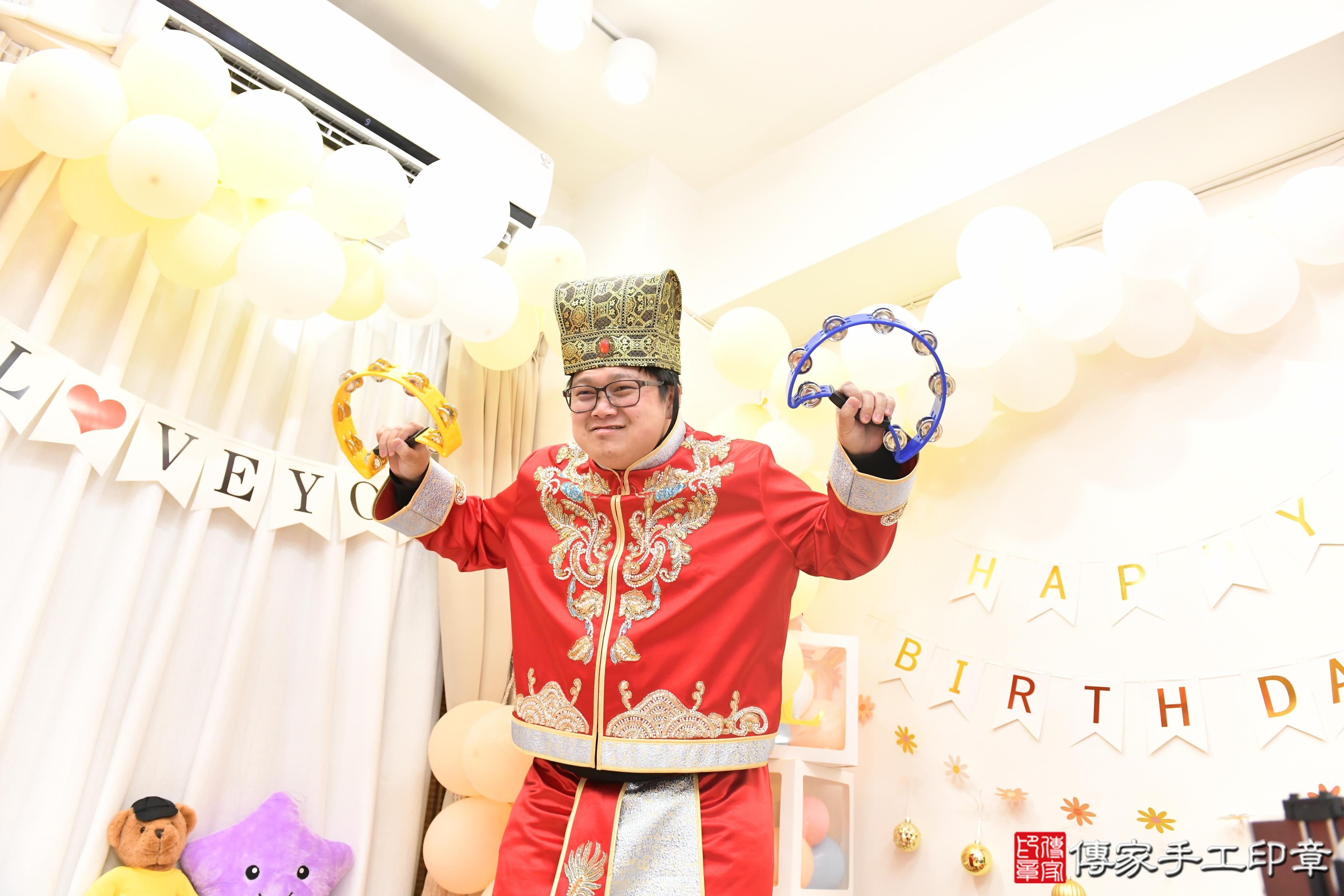 傳家手工印章高雄店、抓周、度脺、美式風會場、傳家嬰兒古禮、吉祥話、抓周道具物品24種、拍照。抓周證書。寶寶抓周、滿周歲、生日快樂、祝福 傳家手工印章高雄店、抓周、度脺、美式風會場、傳家嬰兒古禮、吉祥話、抓周道具物品24種、拍照。抓周證書。寶寶抓周、滿周歲、生日快樂、祝福