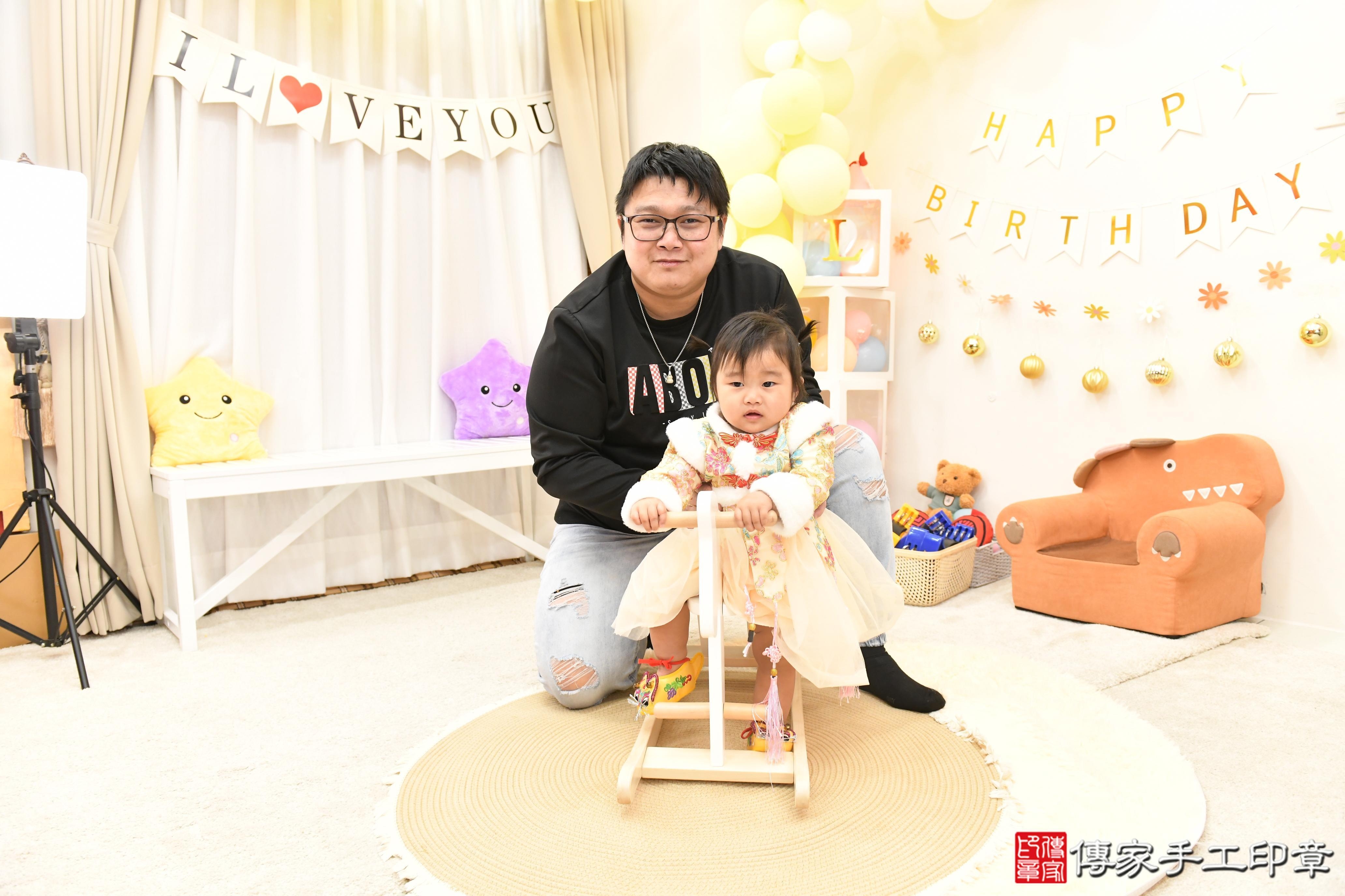 傳家手工印章高雄店、抓周、度脺、美式風會場、傳家嬰兒古禮、吉祥話、抓周道具物品24種、拍照。抓周證書。寶寶抓周、滿周歲、生日快樂、祝福 傳家手工印章高雄店、抓周、度脺、美式風會場、傳家嬰兒古禮、吉祥話、抓周道具物品24種、拍照。抓周證書。寶寶抓周、滿周歲、生日快樂、祝福