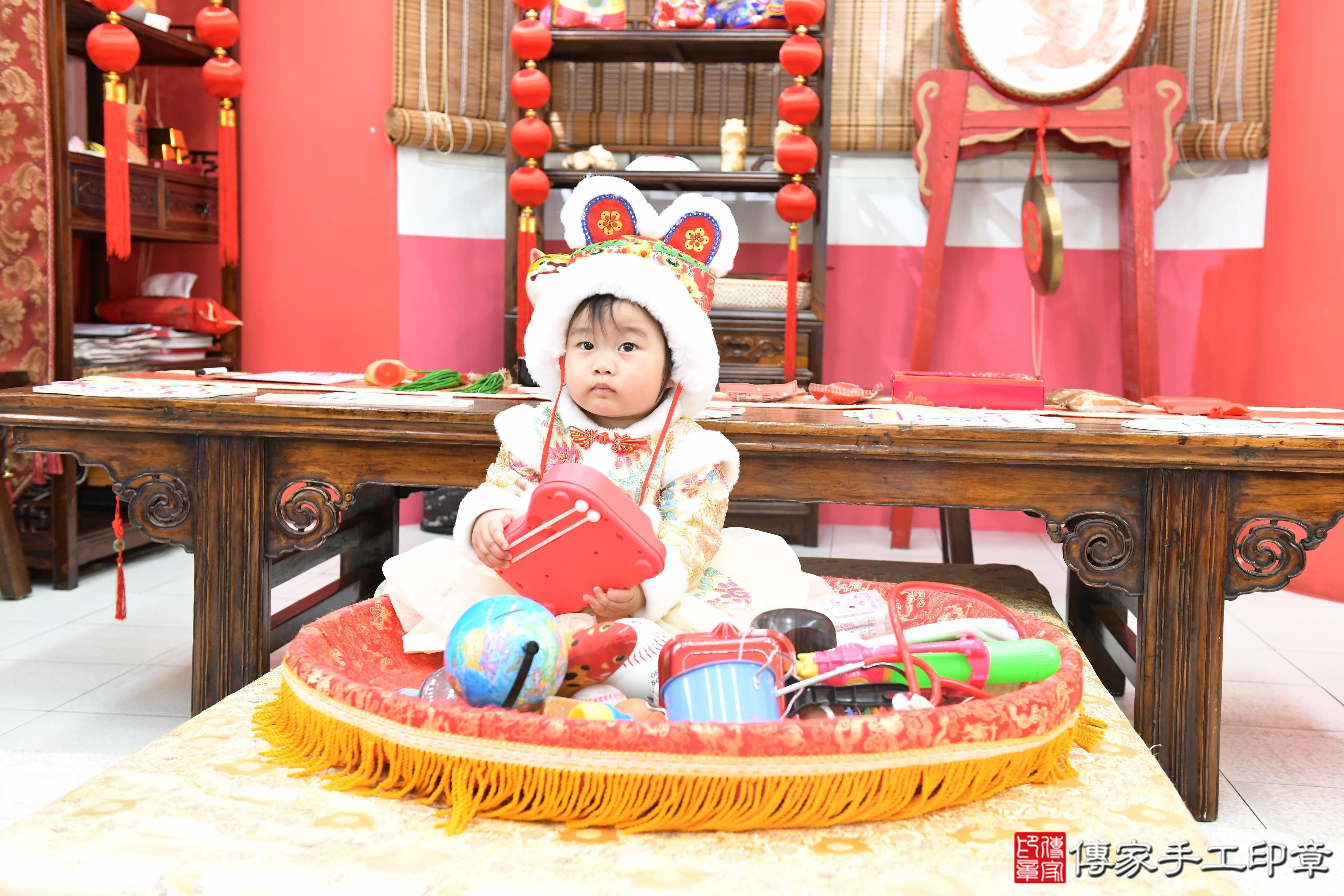 傳家手工印章高雄店、抓周、度脺、美式風會場、傳家嬰兒古禮、吉祥話、抓周道具物品24種、拍照。抓周證書。寶寶抓周、滿周歲、生日快樂、祝福 傳家手工印章高雄店、抓周、度脺、美式風會場、傳家嬰兒古禮、吉祥話、抓周道具物品24種、拍照。抓周證書。寶寶抓周、滿周歲、生日快樂、祝福