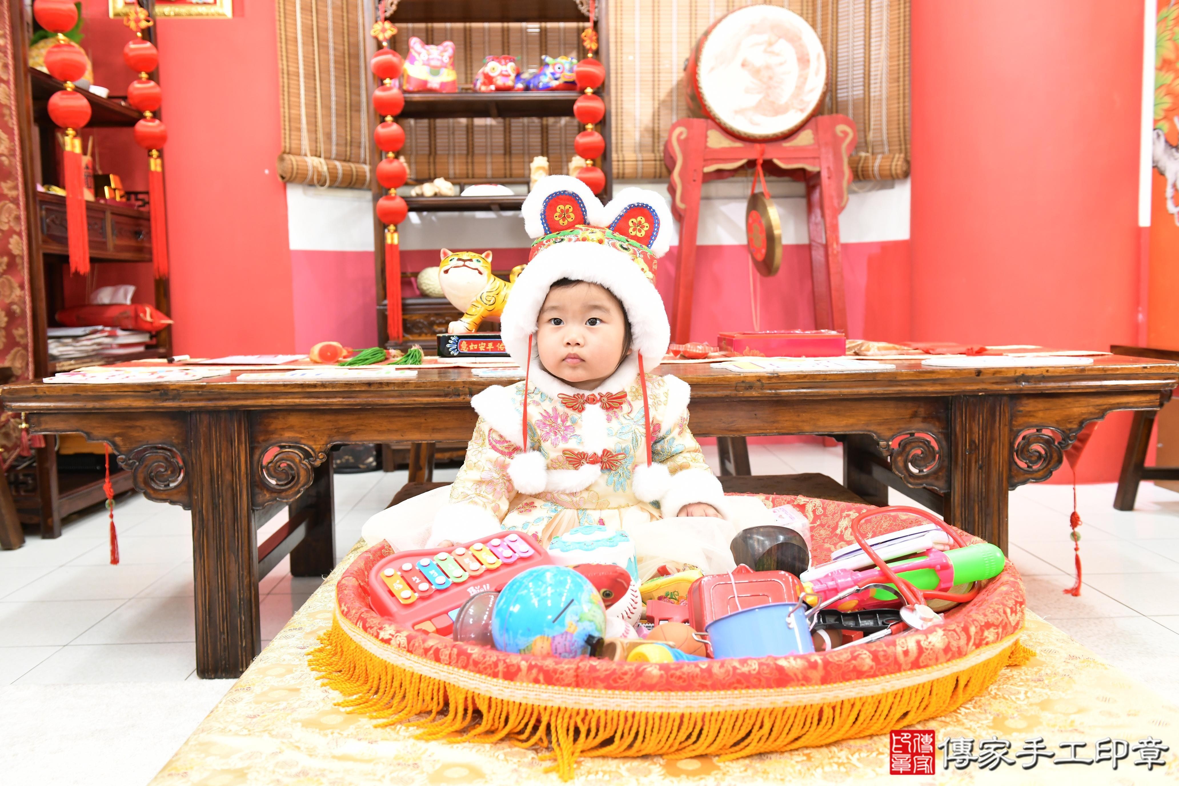 傳家手工印章高雄店、抓周、度脺、美式風會場、傳家嬰兒古禮、吉祥話、抓周道具物品24種、拍照。抓周證書。寶寶抓周、滿周歲、生日快樂、祝福 傳家手工印章高雄店、抓周、度脺、美式風會場、傳家嬰兒古禮、吉祥話、抓周道具物品24種、拍照。抓周證書。寶寶抓周、滿周歲、生日快樂、祝福