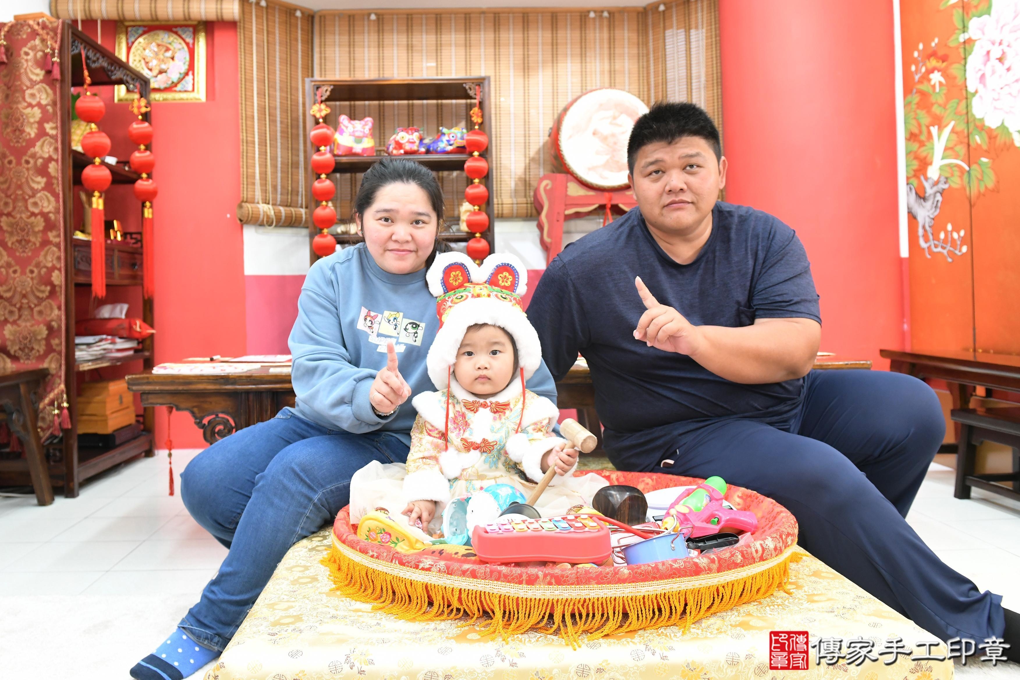 傳家手工印章高雄店、抓周、度脺、美式風會場、傳家嬰兒古禮、吉祥話、抓周道具物品24種、拍照。抓周證書。寶寶抓周、滿周歲、生日快樂、祝福 傳家手工印章高雄店、抓周、度脺、美式風會場、傳家嬰兒古禮、吉祥話、抓周道具物品24種、拍照。抓周證書。寶寶抓周、滿周歲、生日快樂、祝福