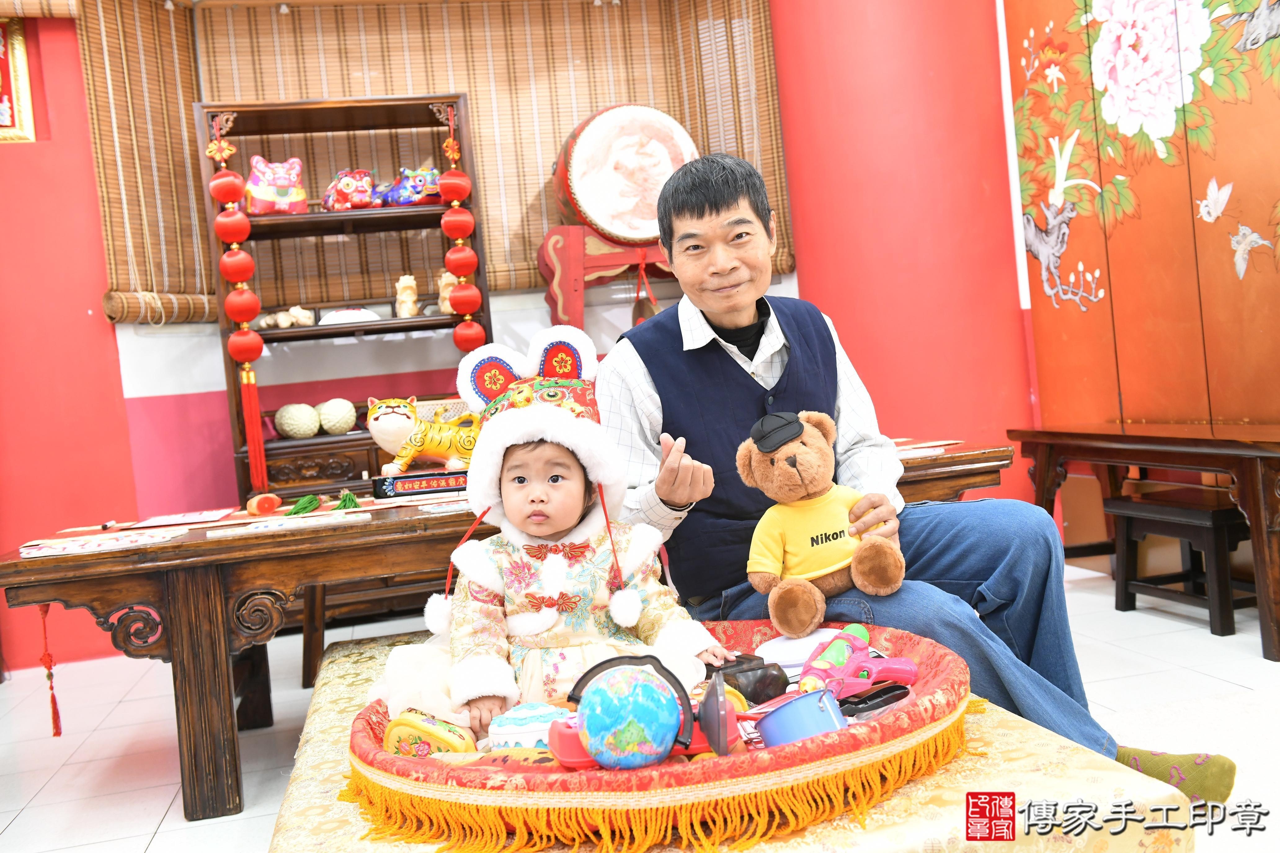 傳家手工印章高雄店、抓周、度脺、美式風會場、傳家嬰兒古禮、吉祥話、抓周道具物品24種、拍照。抓周證書。寶寶抓周、滿周歲、生日快樂、祝福 傳家手工印章高雄店、抓周、度脺、美式風會場、傳家嬰兒古禮、吉祥話、抓周道具物品24種、拍照。抓周證書。寶寶抓周、滿周歲、生日快樂、祝福