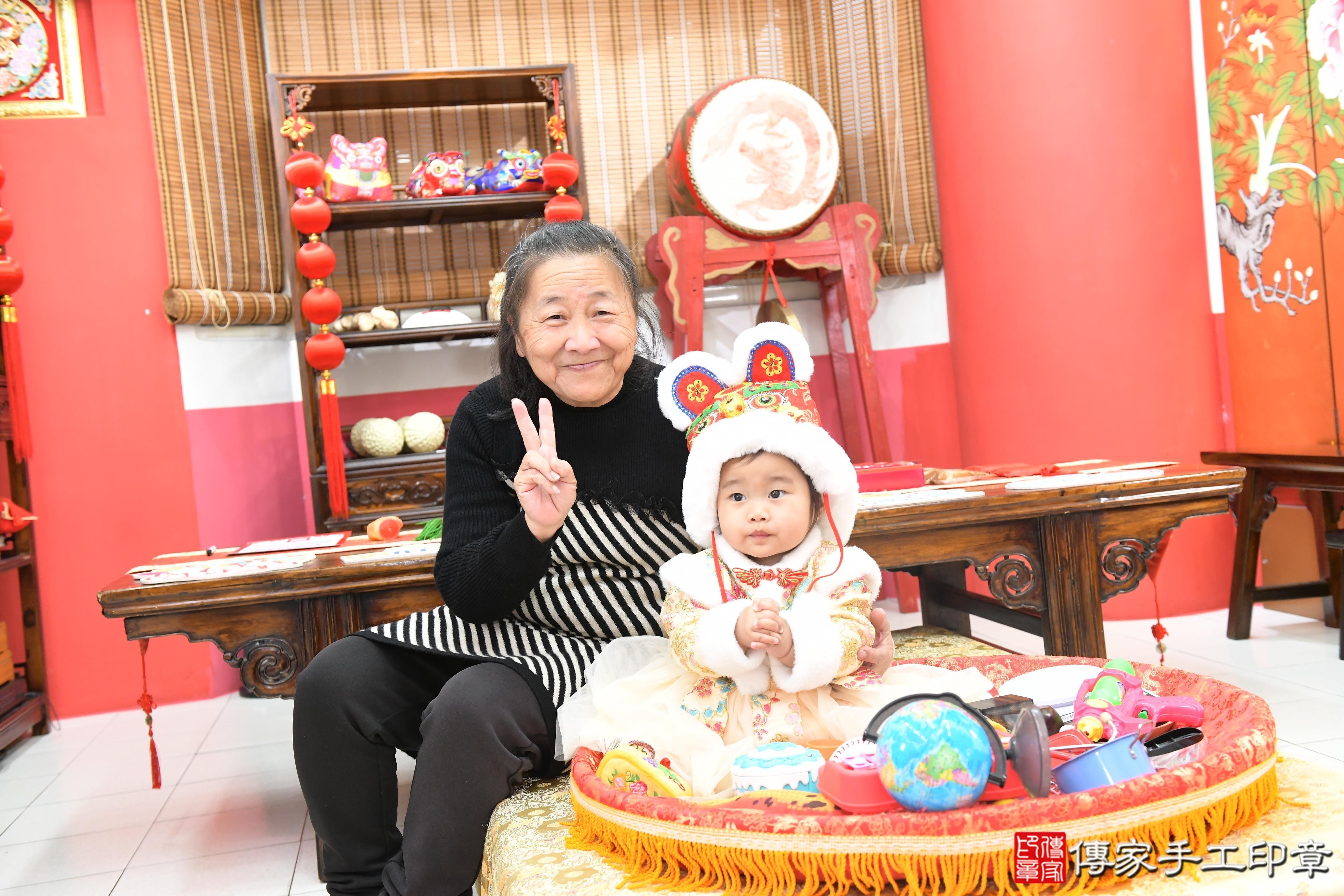 傳家手工印章高雄店、抓周、度脺、美式風會場、傳家嬰兒古禮、吉祥話、抓周道具物品24種、拍照。抓周證書。寶寶抓周、滿周歲、生日快樂、祝福 傳家手工印章高雄店、抓周、度脺、美式風會場、傳家嬰兒古禮、吉祥話、抓周道具物品24種、拍照。抓周證書。寶寶抓周、滿周歲、生日快樂、祝福