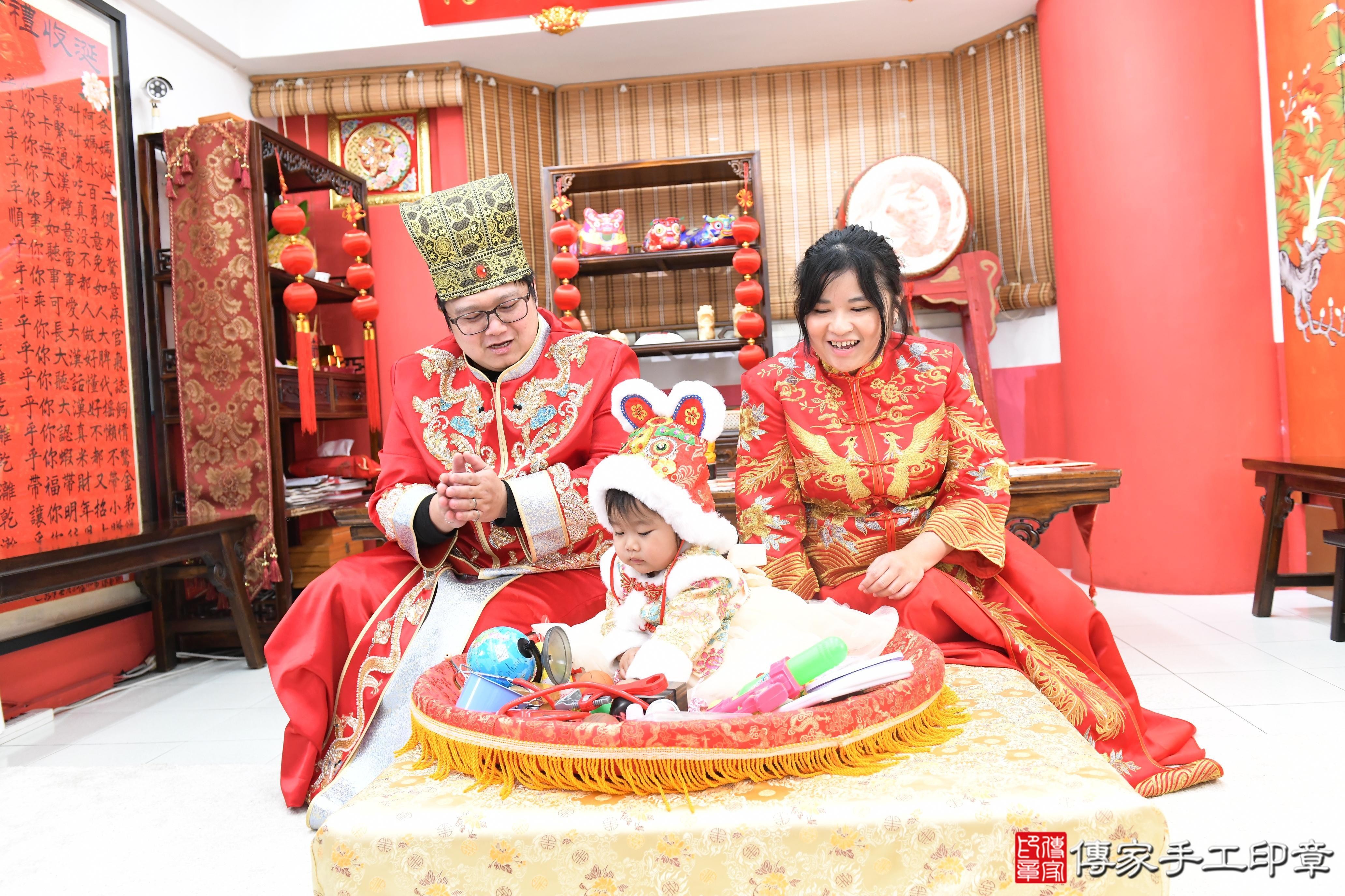 傳家手工印章高雄店、抓周、度脺、美式風會場、傳家嬰兒古禮、吉祥話、抓周道具物品24種、拍照。抓周證書。寶寶抓周、滿周歲、生日快樂、祝福 傳家手工印章高雄店、抓周、度脺、美式風會場、傳家嬰兒古禮、吉祥話、抓周道具物品24種、拍照。抓周證書。寶寶抓周、滿周歲、生日快樂、祝福