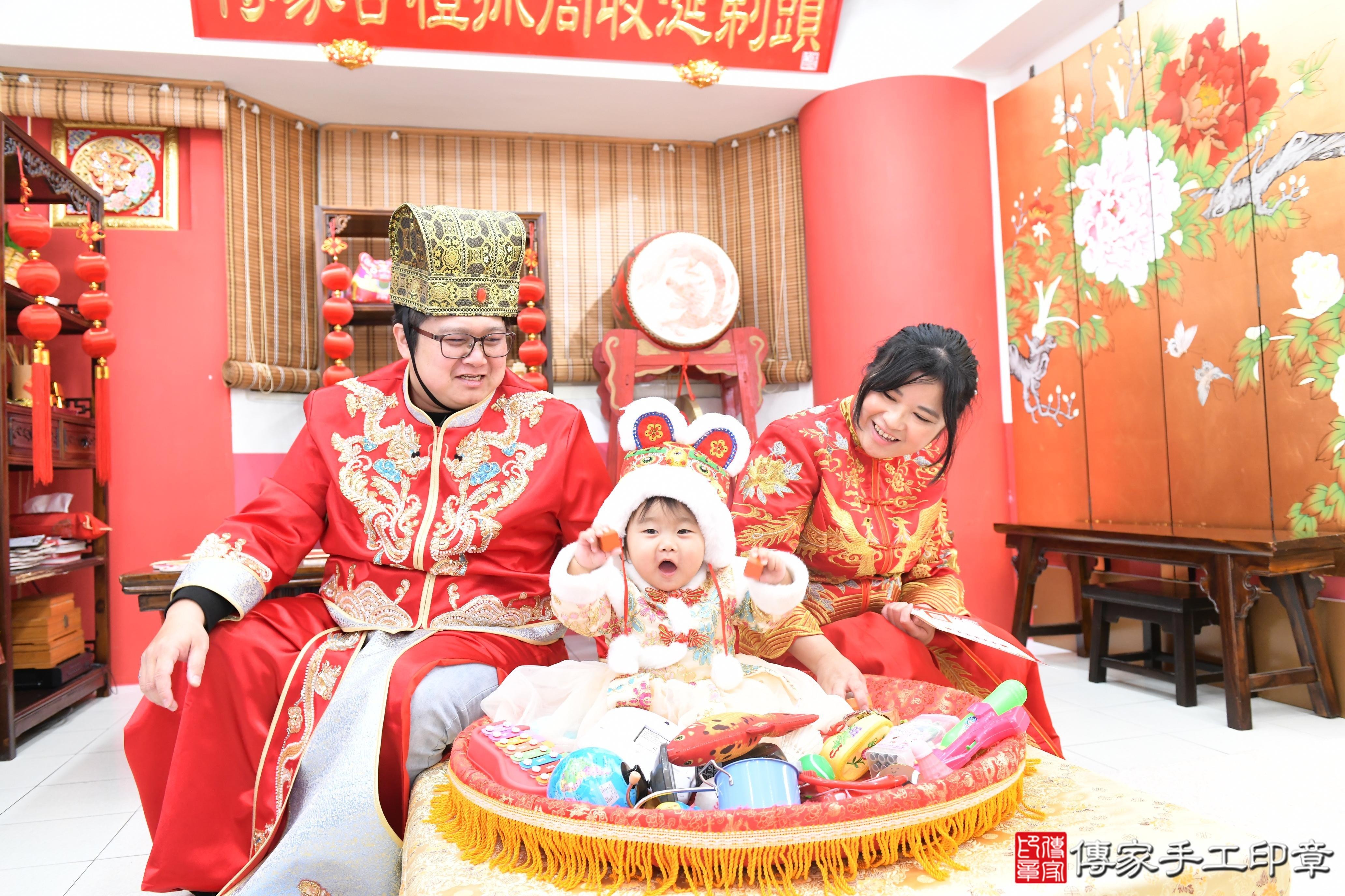 傳家手工印章高雄店、抓周、度脺、美式風會場、傳家嬰兒古禮、吉祥話、抓周道具物品24種、拍照。抓周證書。寶寶抓周、滿周歲、生日快樂、祝福 傳家手工印章高雄店、抓周、度脺、美式風會場、傳家嬰兒古禮、吉祥話、抓周道具物品24種、拍照。抓周證書。寶寶抓周、滿周歲、生日快樂、祝福