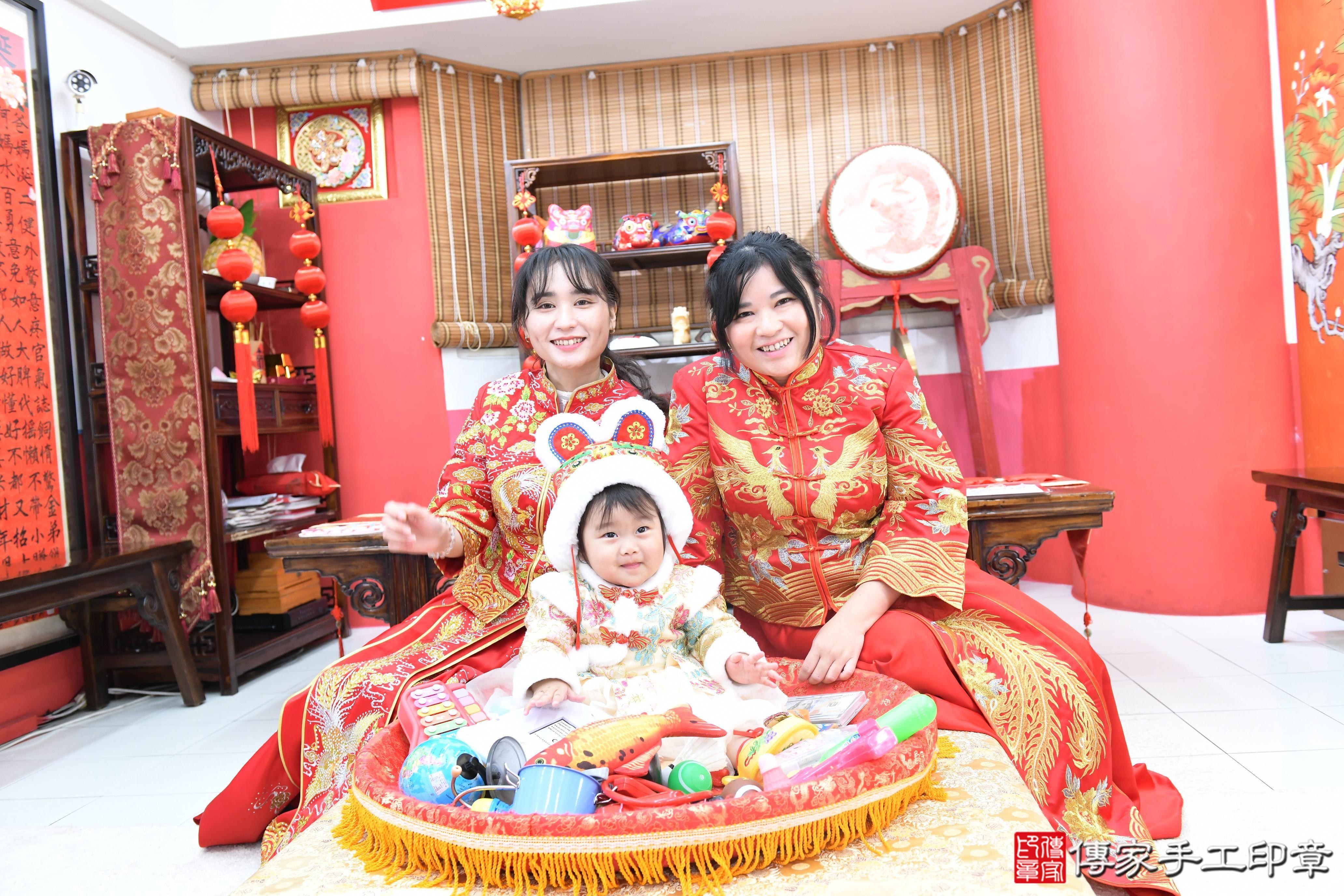 傳家手工印章高雄店、抓周、度脺、美式風會場、傳家嬰兒古禮、吉祥話、抓周道具物品24種、拍照。抓周證書。寶寶抓周、滿周歲、生日快樂、祝福 傳家手工印章高雄店、抓周、度脺、美式風會場、傳家嬰兒古禮、吉祥話、抓周道具物品24種、拍照。抓周證書。寶寶抓周、滿周歲、生日快樂、祝福