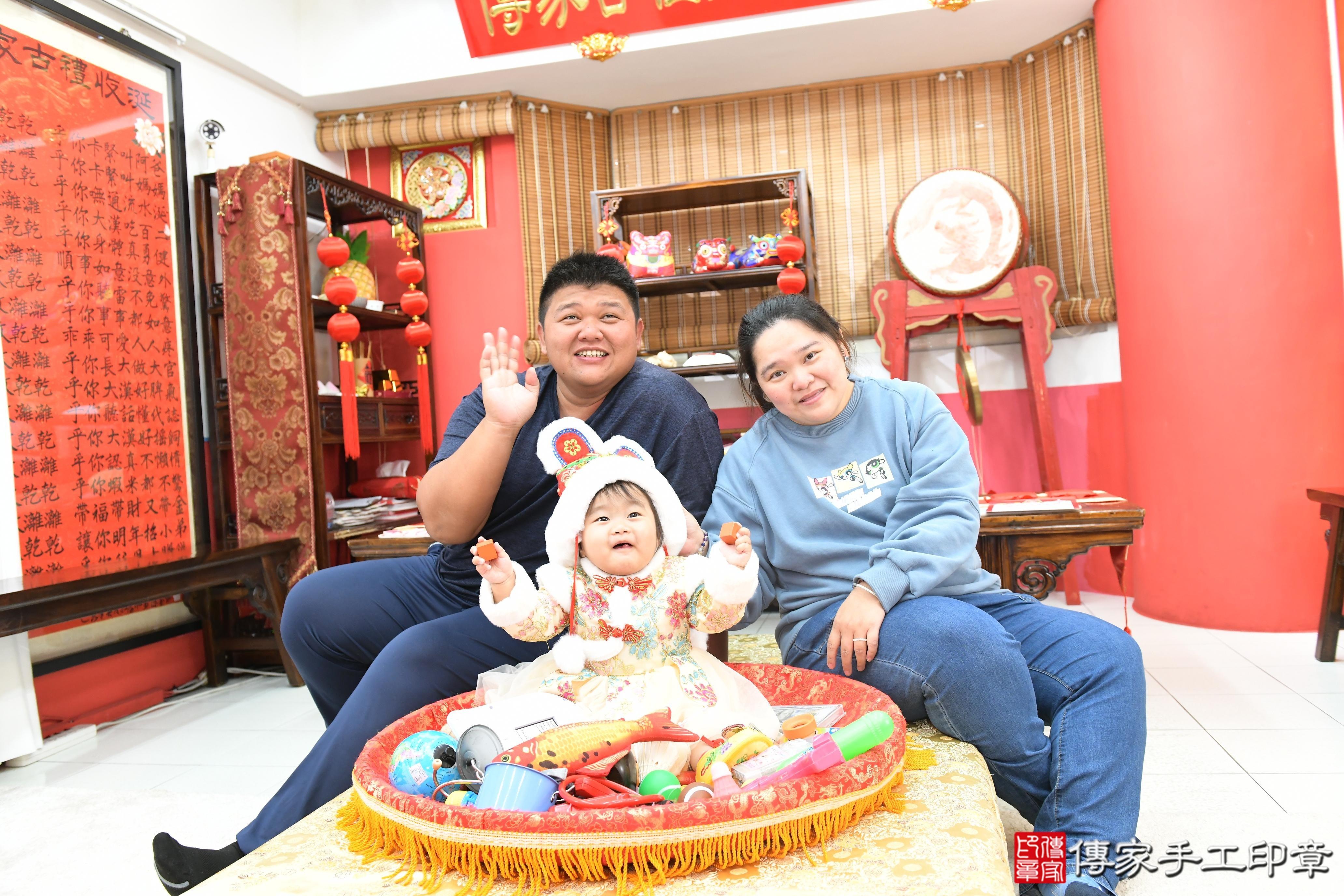 傳家手工印章高雄店、抓周、度脺、美式風會場、傳家嬰兒古禮、吉祥話、抓周道具物品24種、拍照。抓周證書。寶寶抓周、滿周歲、生日快樂、祝福 傳家手工印章高雄店、抓周、度脺、美式風會場、傳家嬰兒古禮、吉祥話、抓周道具物品24種、拍照。抓周證書。寶寶抓周、滿周歲、生日快樂、祝福