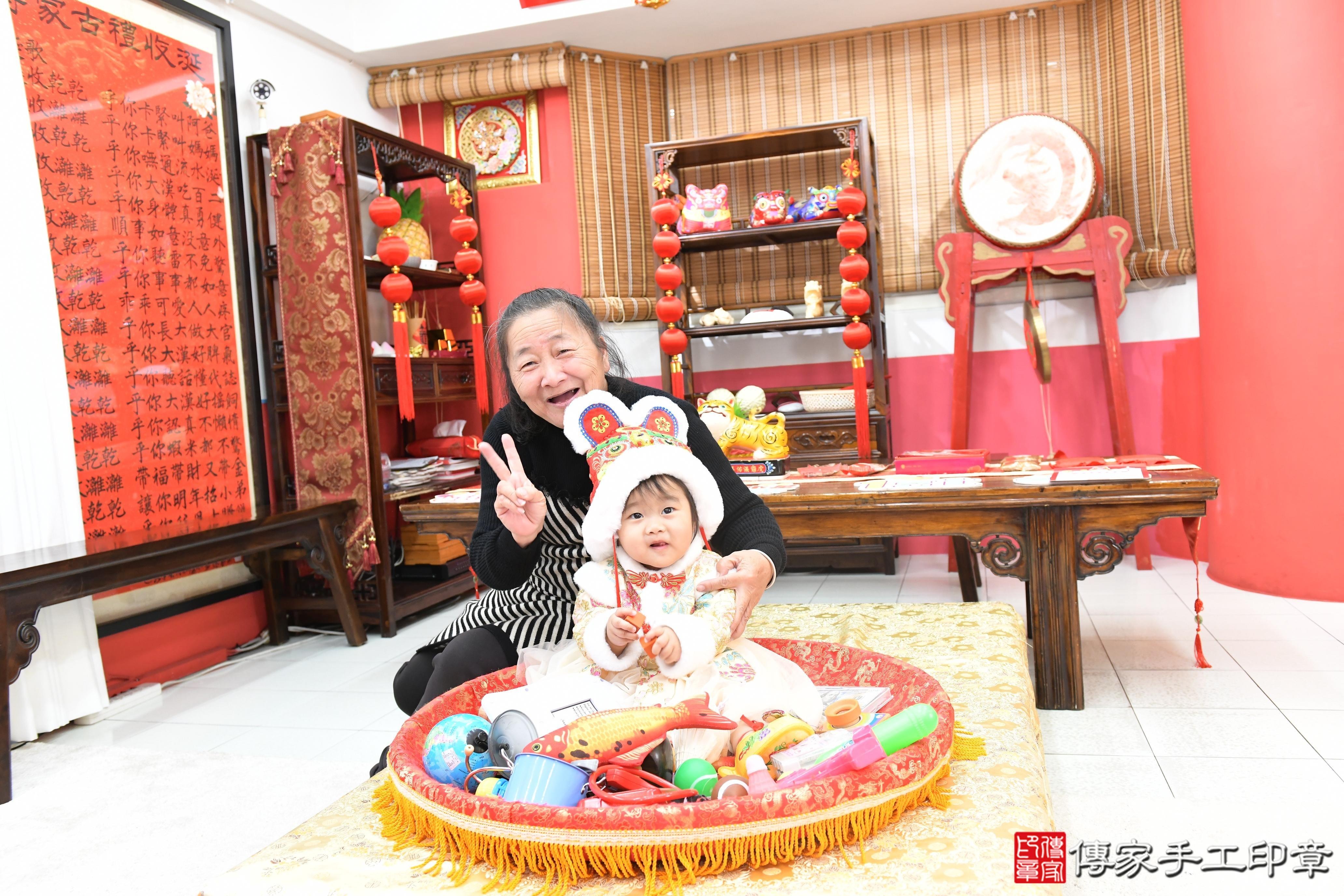 傳家手工印章高雄店、抓周、度脺、美式風會場、傳家嬰兒古禮、吉祥話、抓周道具物品24種、拍照。抓周證書。寶寶抓周、滿周歲、生日快樂、祝福 傳家手工印章高雄店、抓周、度脺、美式風會場、傳家嬰兒古禮、吉祥話、抓周道具物品24種、拍照。抓周證書。寶寶抓周、滿周歲、生日快樂、祝福