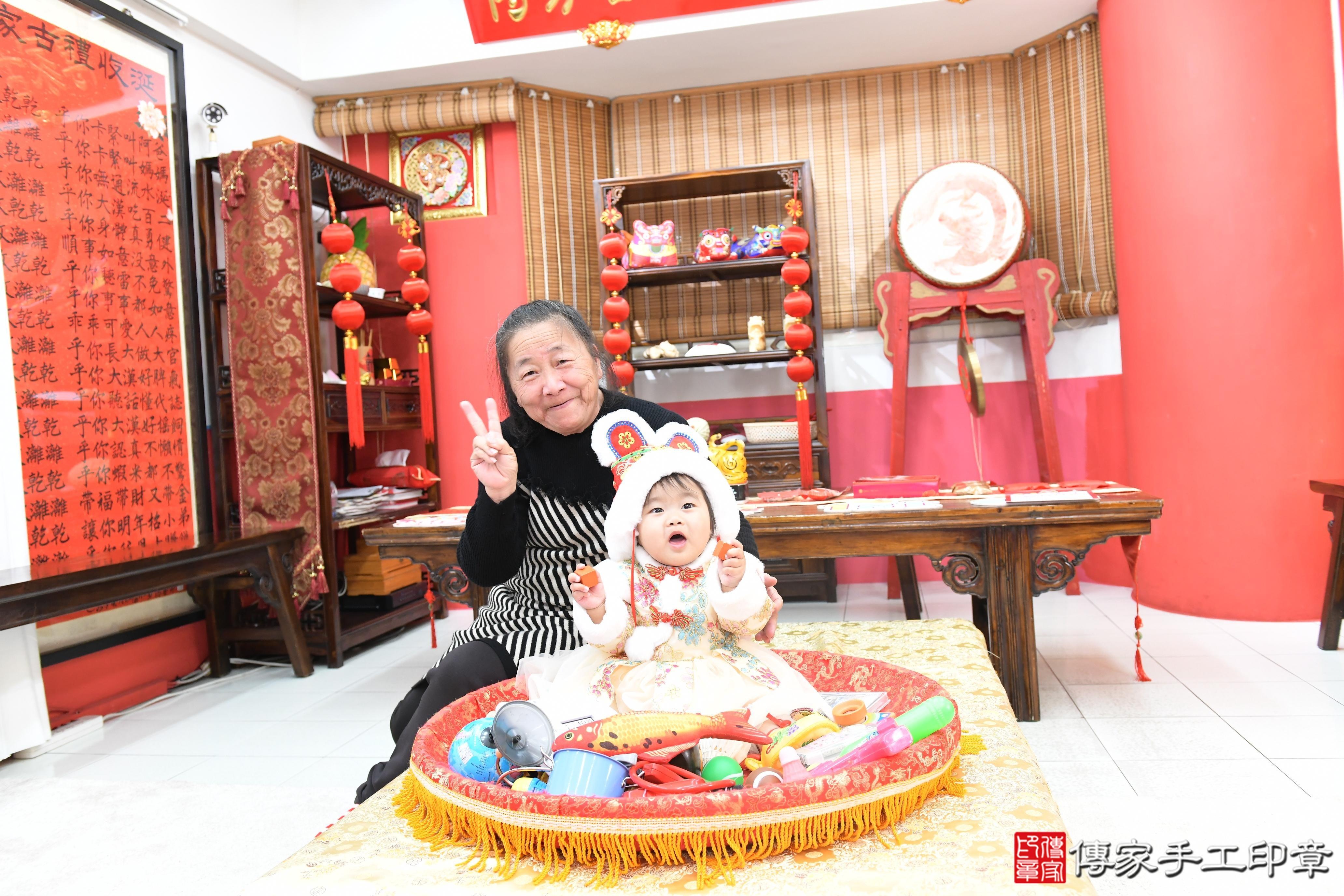 傳家手工印章高雄店、抓周、度脺、美式風會場、傳家嬰兒古禮、吉祥話、抓周道具物品24種、拍照。抓周證書。寶寶抓周、滿周歲、生日快樂、祝福 傳家手工印章高雄店、抓周、度脺、美式風會場、傳家嬰兒古禮、吉祥話、抓周道具物品24種、拍照。抓周證書。寶寶抓周、滿周歲、生日快樂、祝福