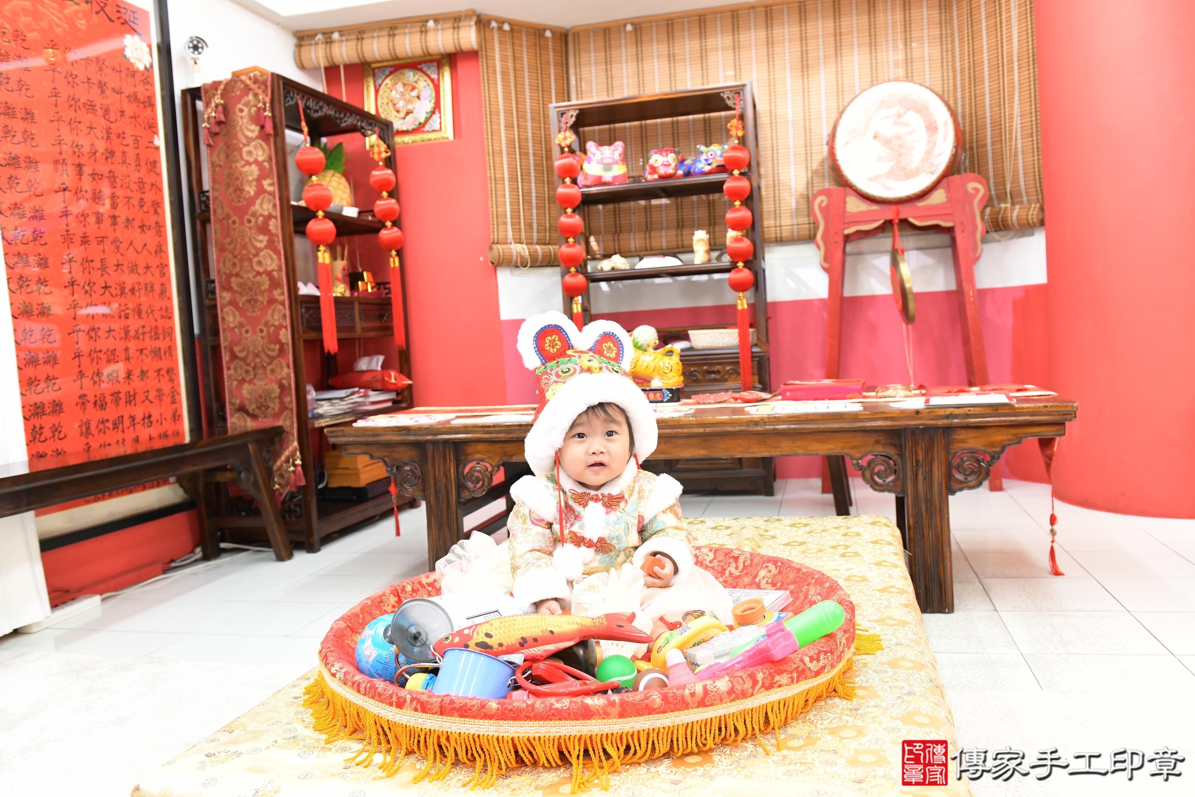 傳家手工印章高雄店、抓周、度脺、美式風會場、傳家嬰兒古禮、吉祥話、抓周道具物品24種、拍照。抓周證書。寶寶抓周、滿周歲、生日快樂、祝福 傳家手工印章高雄店、抓周、度脺、美式風會場、傳家嬰兒古禮、吉祥話、抓周道具物品24種、拍照。抓周證書。寶寶抓周、滿周歲、生日快樂、祝福