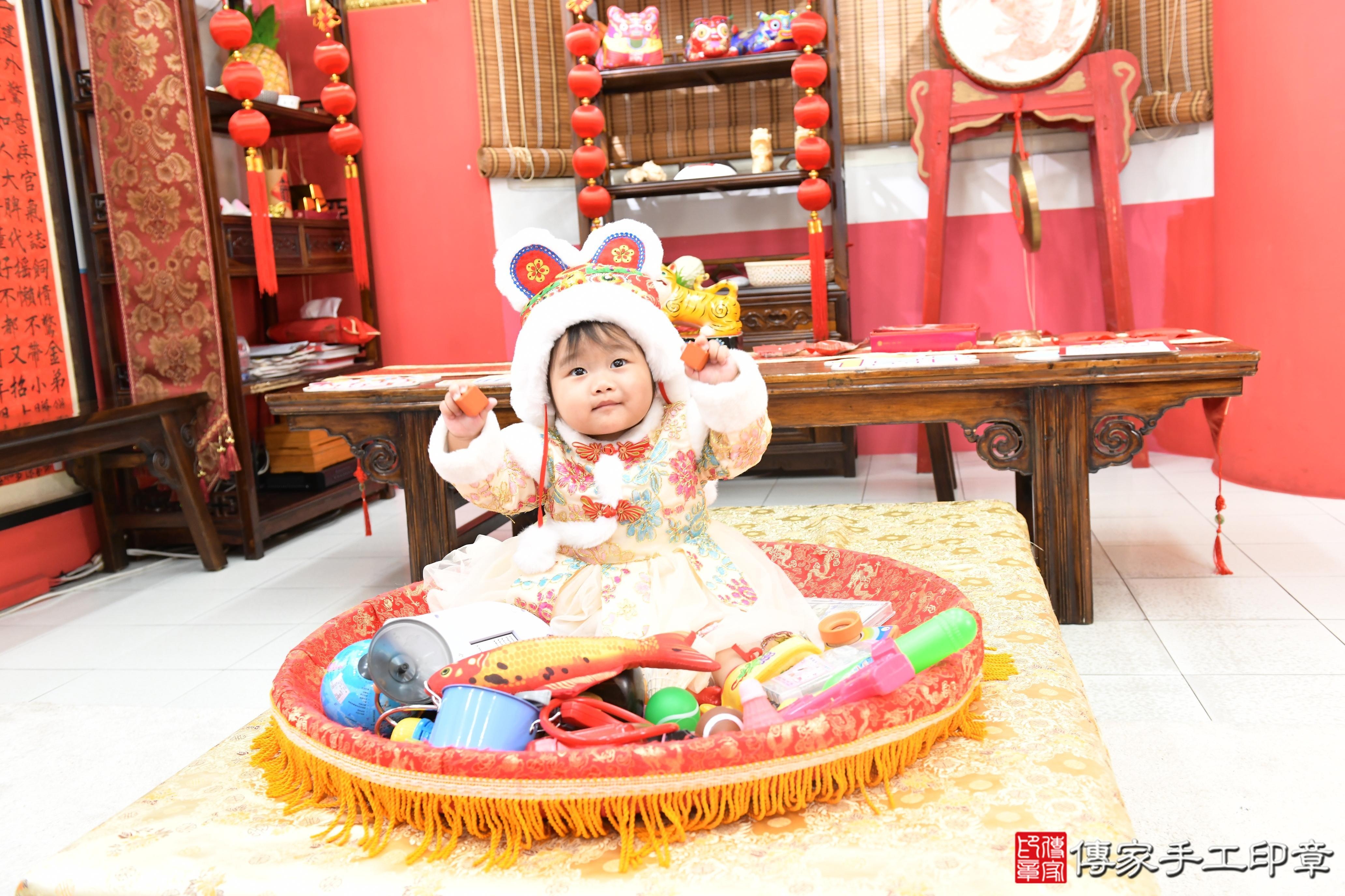 傳家手工印章高雄店、抓周、度脺、美式風會場、傳家嬰兒古禮、吉祥話、抓周道具物品24種、拍照。抓周證書。寶寶抓周、滿周歲、生日快樂、祝福 傳家手工印章高雄店、抓周、度脺、美式風會場、傳家嬰兒古禮、吉祥話、抓周道具物品24種、拍照。抓周證書。寶寶抓周、滿周歲、生日快樂、祝福