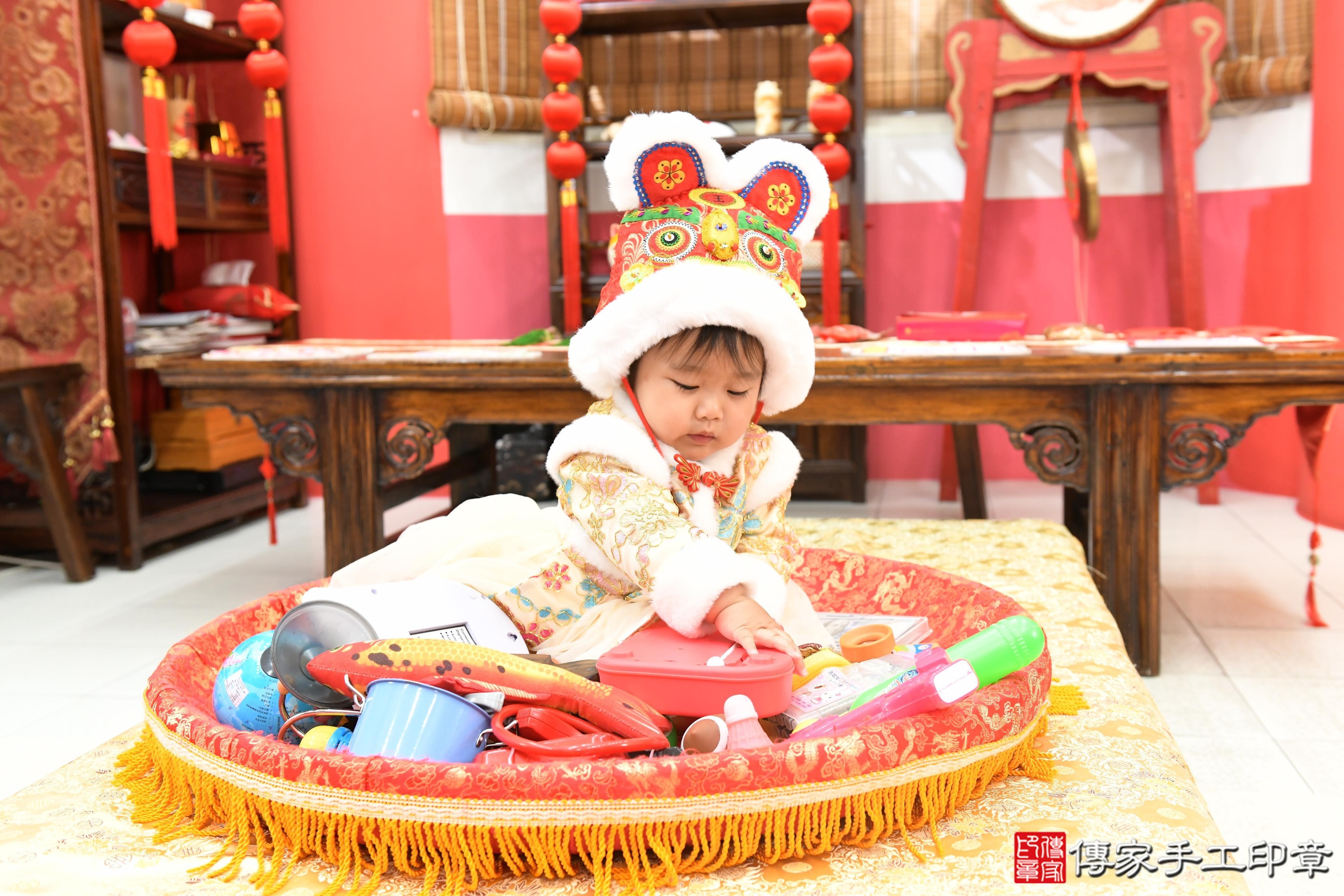 傳家手工印章高雄店、抓周、度脺、美式風會場、傳家嬰兒古禮、吉祥話、抓周道具物品24種、拍照。抓周證書。寶寶抓周、滿周歲、生日快樂、祝福 傳家手工印章高雄店、抓周、度脺、美式風會場、傳家嬰兒古禮、吉祥話、抓周道具物品24種、拍照。抓周證書。寶寶抓周、滿周歲、生日快樂、祝福