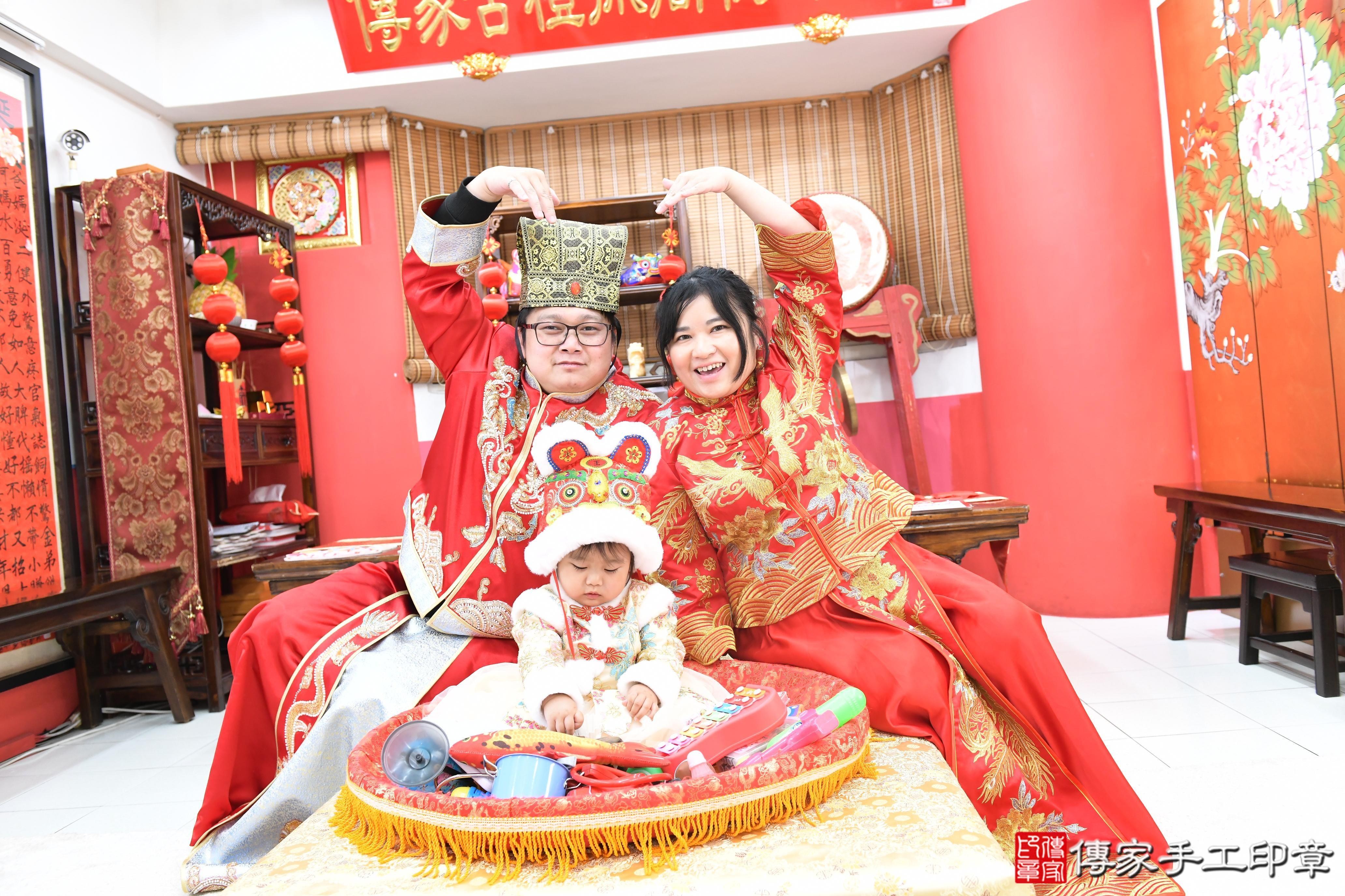 傳家手工印章高雄店、抓周、度脺、美式風會場、傳家嬰兒古禮、吉祥話、抓周道具物品24種、拍照。抓周證書。寶寶抓周、滿周歲、生日快樂、祝福 傳家手工印章高雄店、抓周、度脺、美式風會場、傳家嬰兒古禮、吉祥話、抓周道具物品24種、拍照。抓周證書。寶寶抓周、滿周歲、生日快樂、祝福