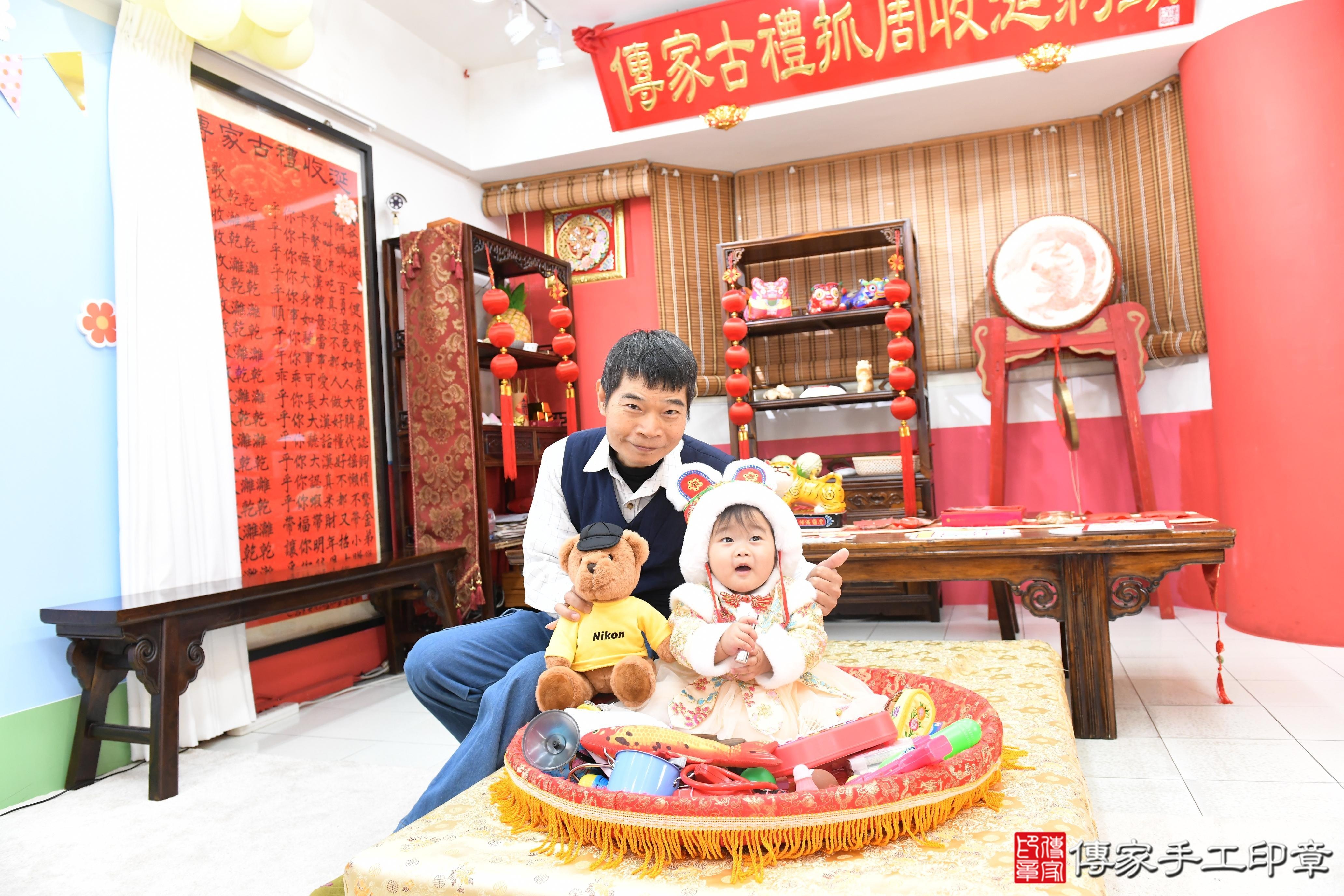 傳家手工印章高雄店、抓周、度脺、美式風會場、傳家嬰兒古禮、吉祥話、抓周道具物品24種、拍照。抓周證書。寶寶抓周、滿周歲、生日快樂、祝福 傳家手工印章高雄店、抓周、度脺、美式風會場、傳家嬰兒古禮、吉祥話、抓周道具物品24種、拍照。抓周證書。寶寶抓周、滿周歲、生日快樂、祝福