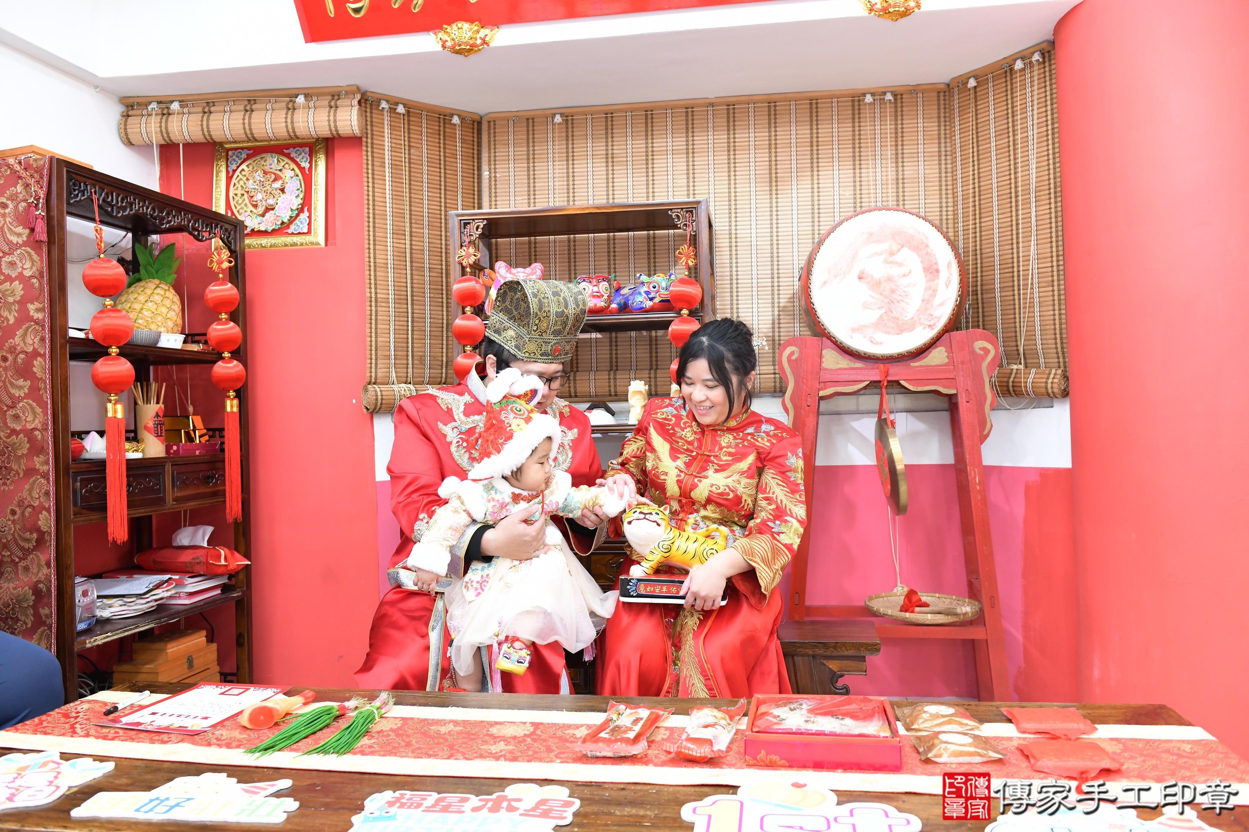 傳家手工印章高雄店、抓周、度脺、美式風會場、傳家嬰兒古禮、吉祥話、抓周道具物品24種、拍照。抓周證書。寶寶抓周、滿周歲、生日快樂、祝福 傳家手工印章高雄店、抓周、度脺、美式風會場、傳家嬰兒古禮、吉祥話、抓周道具物品24種、拍照。抓周證書。寶寶抓周、滿周歲、生日快樂、祝福